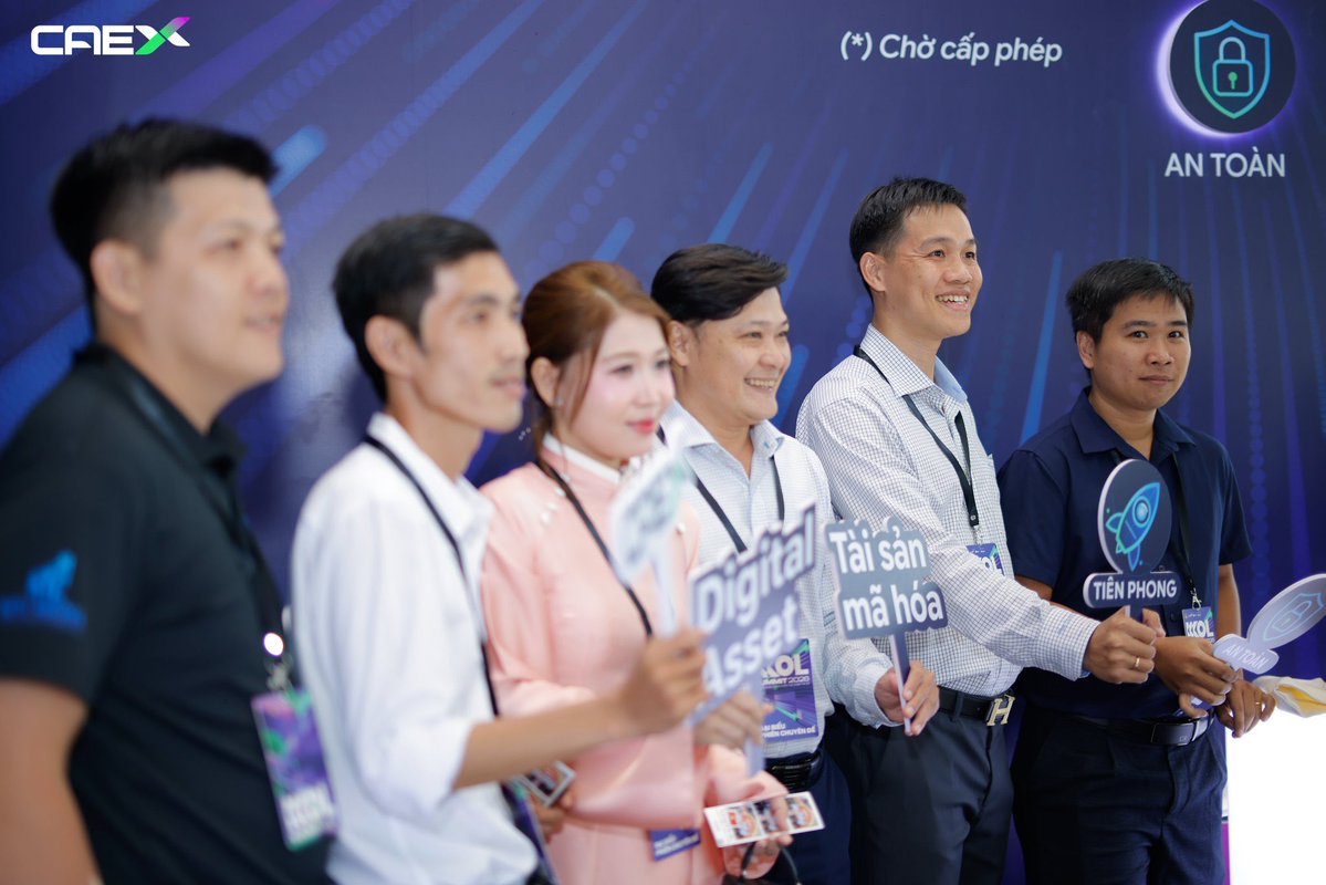 caexnews's tweet photo. CAEX TẠI HỘI NGHỊ KOL SUMMIT 2026: KÍCH HOẠT CỘNG ĐỒNG SỐ

Hội nghị KOL Summit 2026 là một buổi trình diễn ấn tượng về sự kết nối, học hỏi và hợp tác. Tại gian hàng CAEX, các tham dự viên đã tham gia thử thách tài sản tiền mã hóa của chúng tôi, trao đổi những hiểu biết về thị trường, và thúc đẩy sự tương tác đầy năng lượng suốt cả ngày.

Mỗi cuộc đối thoại và trao đổi đều đưa chúng ta tiến gần hơn một bước đến việc định hình một bối cảnh số mở, hướng tới tương lai và có trách nhiệm.

Dưới đây là tóm tắt nhanh về những khoảnh khắc nổi bật của chúng tôi tại Hội nghị KOL Summit 2026 cùng CAEX!