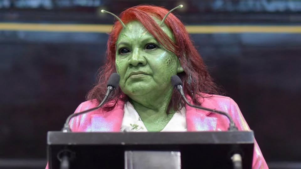 GARCIPAVON's tweet photo. La diputada Victoria Gutiérrez, en sesión, con su iniciativa de ir a Marte, dice ya están enterados los EE.UU. China, Rusia y muchos países más, que la nave que está en el ''taller'' lleva ''misil3s'', pero lo más importante, se hará presencia de la ''soberanía mexicana'' en todo universo con el delicioso café veracruzano y que esta tecnología va a frenar a ''Elon Mus'' 😵‍💫