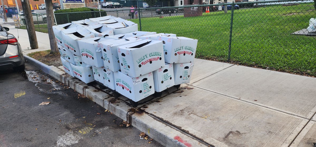 2young260328's tweet photo. @junipercivic @PhilWongNYC2025 @QueensChronicle 
Look at this mess! How is it possible that the pantry gets away with this? And where are there city required DSNY garbage bins? https://t.co/IMoi8EwITW