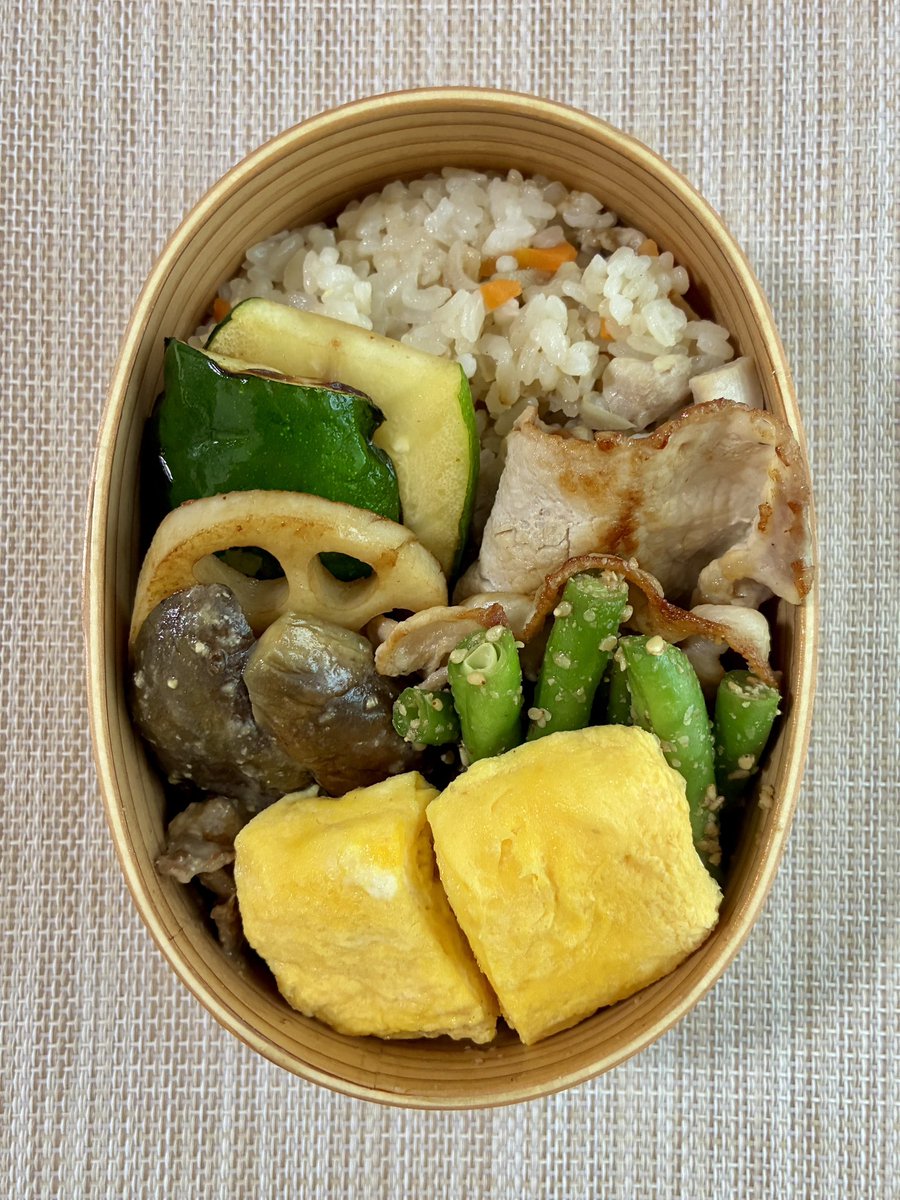 10100xcs's tweet photo. 秋ってこんなに長雨でしたっけ？
卵焼きが黄色く🟡焼けてちょっとハッピー💕

#ランチ
#自分のためのお弁当 https://t.co/SrAhilY5NL