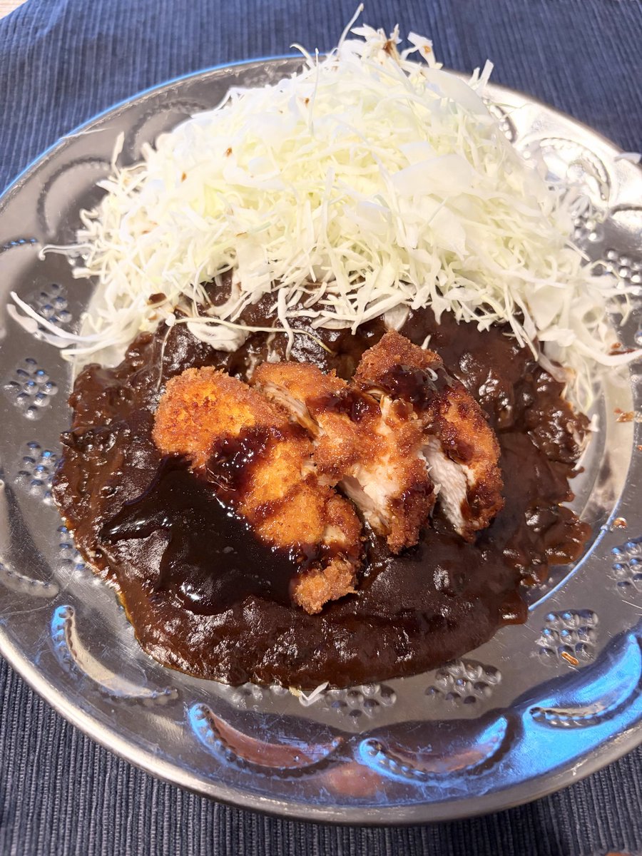 xi95092's tweet photo. 旅する一枚Day033

石川④金沢カレー

金沢カレーといえば

濃厚でドロッとした黒っぽいルー
そこにカツをのせて
千切りキャベツを添える
そしてステンレスのお皿！

今回はゴーゴーカレーのルーを使って
カツも揚げて金沢カレーに挑戦

#旅する一枚
#石川
#金沢カレー
#ゴーゴーカレー
#お絵描き https://t.co/3DSRGVMGMi