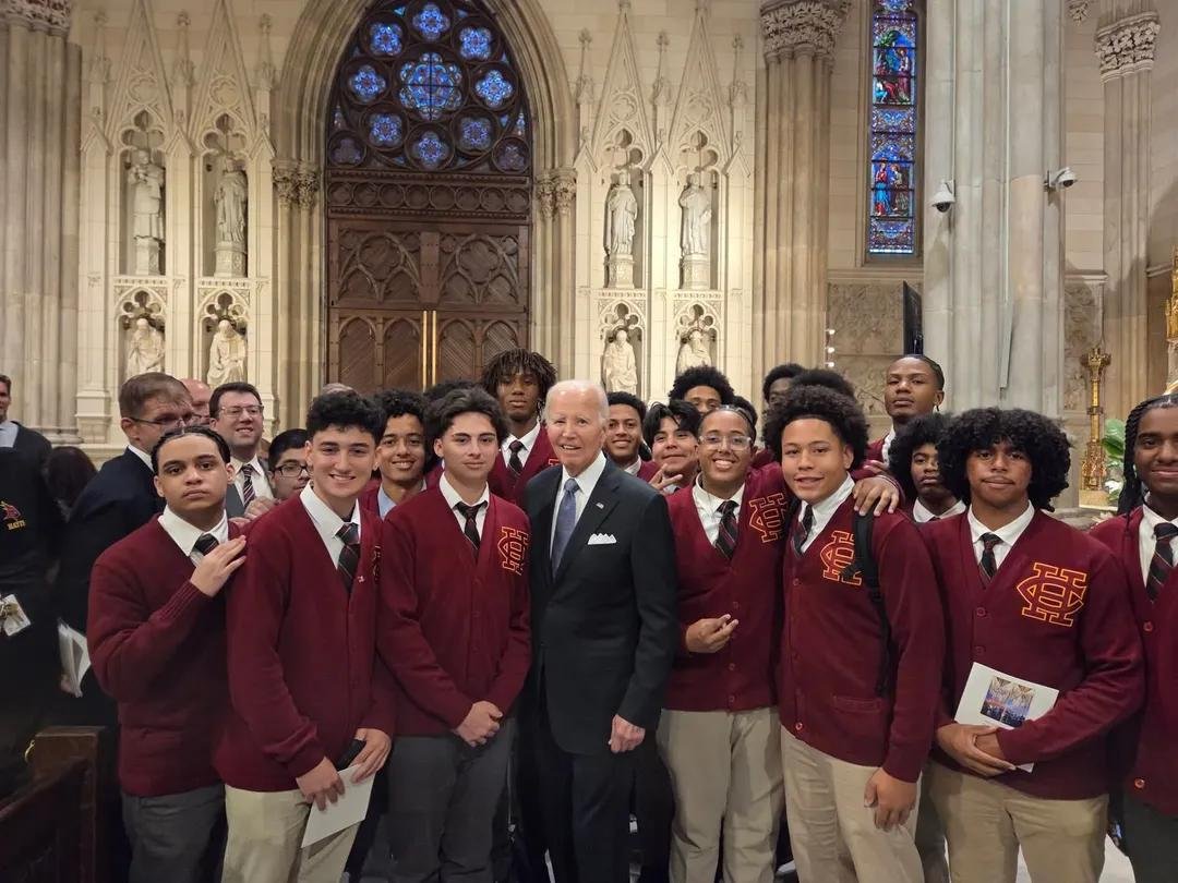 ChrisDJackson's tweet photo. 📸 THIS is what showing up looks like.

President @JoeBiden is fighting Stage 4 cancer.

Tonight, he quietly walked into St. Patrick’s Cathedral for the 9/11 Memorial Mass. Families APPLAUDED as he entered. Then he stayed afterward to meet with them.

Trump and Vance were invited.

They didn’t show.

Joe Biden did.

No spectacle. No excuses. Just showing up for the families and for the country he loves.

THAT is why we love Joe Biden. 🇺🇸