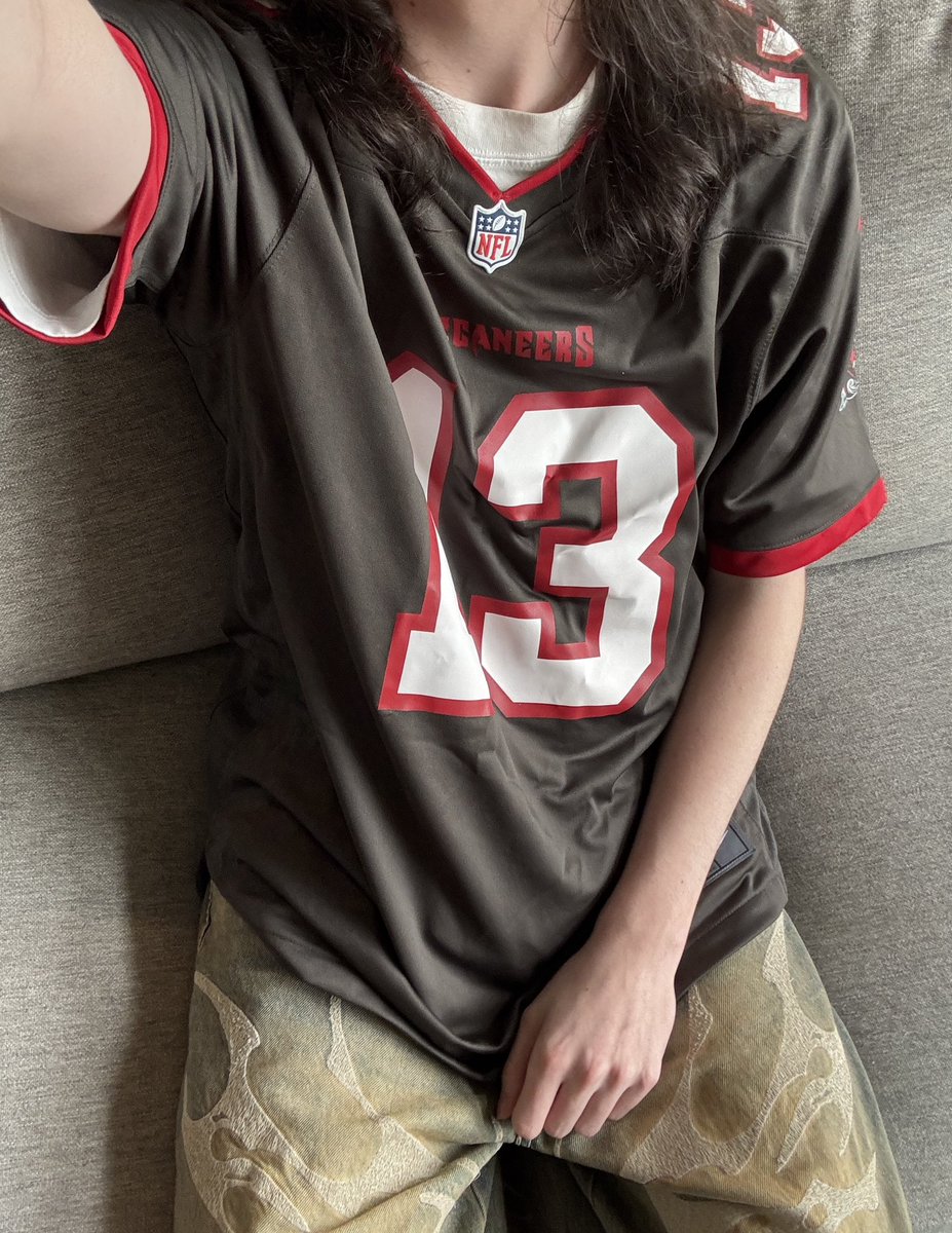 secretfishari's tweet photo. rooting for mike evans and no one else this game https://t.co/RG4VmbbQAX