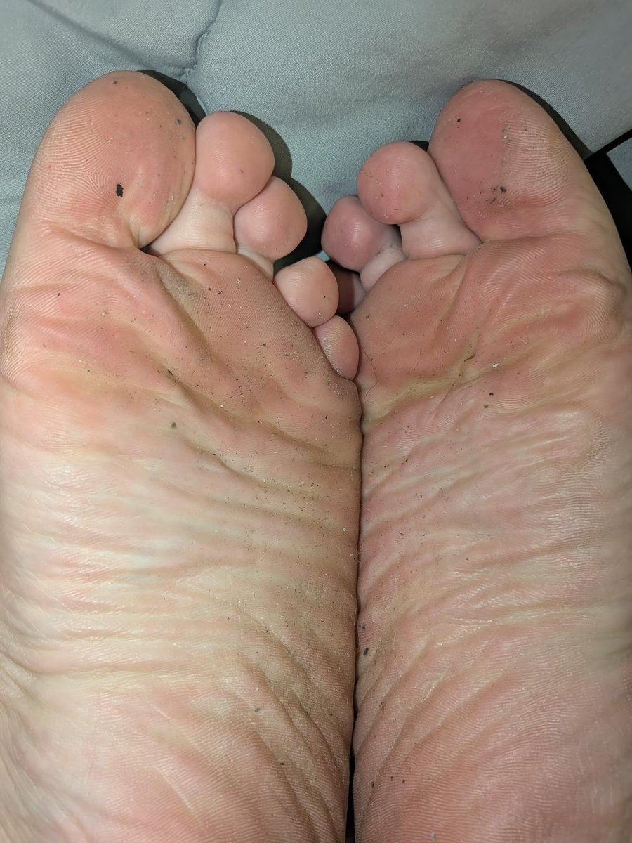 PrincessPandaFF's tweet photo. send to my big stinky feet for a reward 🥰💙 https://t.co/MWXPxR1bbP