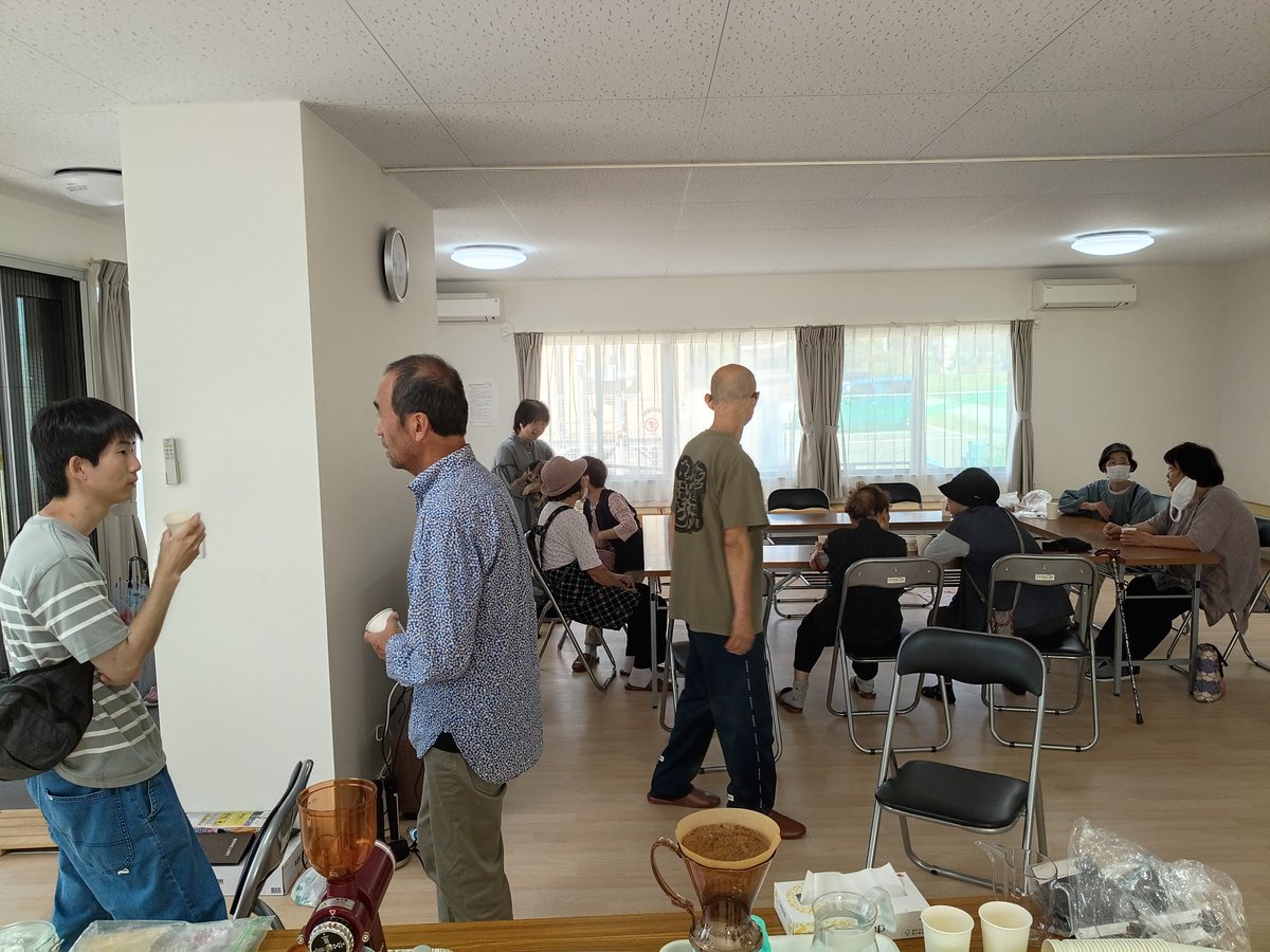 Happiece_Coffee's tweet photo. 【石川県活動報告25回目2026年9月その4】

きのうはつかれはてましてご報告できませんでした。
ちゃんと能登でコーヒー淹れておりましたよー。

七尾市は中島町の中島仮設団地でのコーヒー提供でした。
いつものみんなが集まってくれまして、たいそうにぎやかな井戸端会議となりました。

ここでの話題は復興住宅について。
来年できる予定だけど、再来年になりそうといううわさ。
そしてできるまで仮設にいないといけない重圧。仮設住宅は疲れたという声。
復興住宅にはエアコンも設置してほしいよね、などなど。

まだまだ被災地です。みんな仮設住宅やみなし仮設でふんばっています。

すこしでも元気になりますようにと、コーヒーどうぞ。

でしたー。

#happiececoffee #ハピスコーヒー #釜石 #kamaishi #岩手 #iwate #鵜住居
#HappieceCoffeeLaboratory
#コーヒー講座
#フェアトレード #FairTrade
#釜石市民ホール #釜石情報交流センター #TETTO #釜石PIT
#水曜日はときどき大町営業
#うのスタ #釜石鵜住居復興スタジアム #釜石シーウェイブス
#いわスタ #いわてグルージャ盛岡 #グルージャ盛岡
#東日本大震災
#能登地震 #令和6年能登半島地震
#七尾市 #輪島市 #珠洲市 
#釜石大観音仲見世商店街

-----------------------
HP:https://t.co/ysXsdHXrXp
Instagram：https://t.co/mx33KP3QgU
Twitter：https://t.co/p2GJ2qaOo5
Facebook：https://t.co/VnWaFirpsC
-----------------------