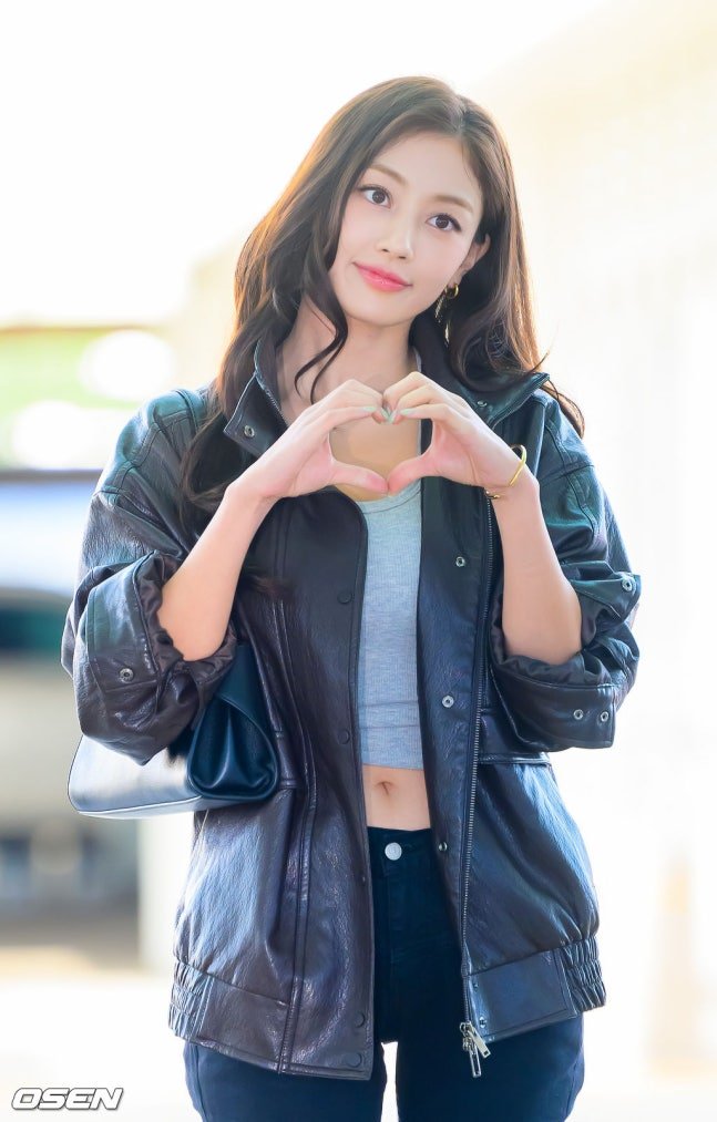WithPJihyo's tweet photo. 260911 JIHYO heading to Kaohsiung for Waterbomb Kaohsiung 

safe flight Jihyo~ and have fun on Waterbomb 💛

#지효 #JIHYO #ジヒョ https://t.co/ZXiQe0OnFz