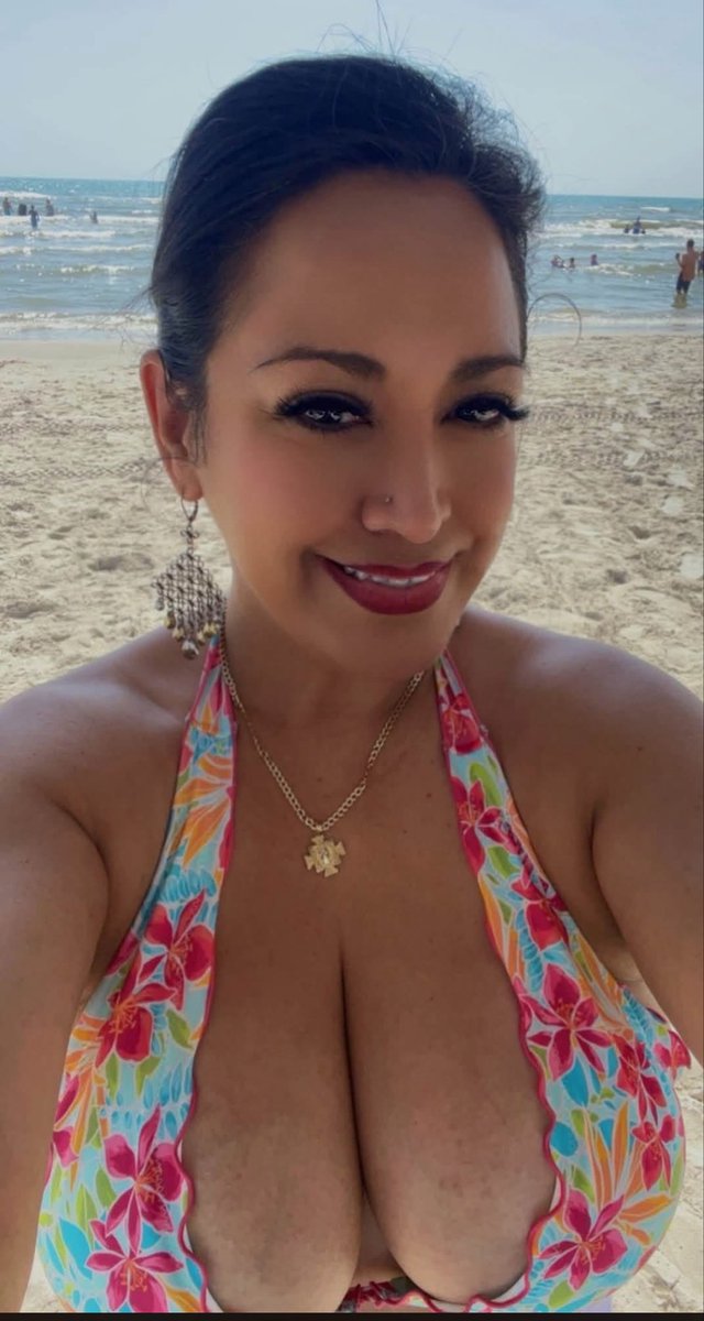 boafvvy's tweet photo. My friends moms make me wanna explode 😍😍 https://t.co/MiPEpaKRti