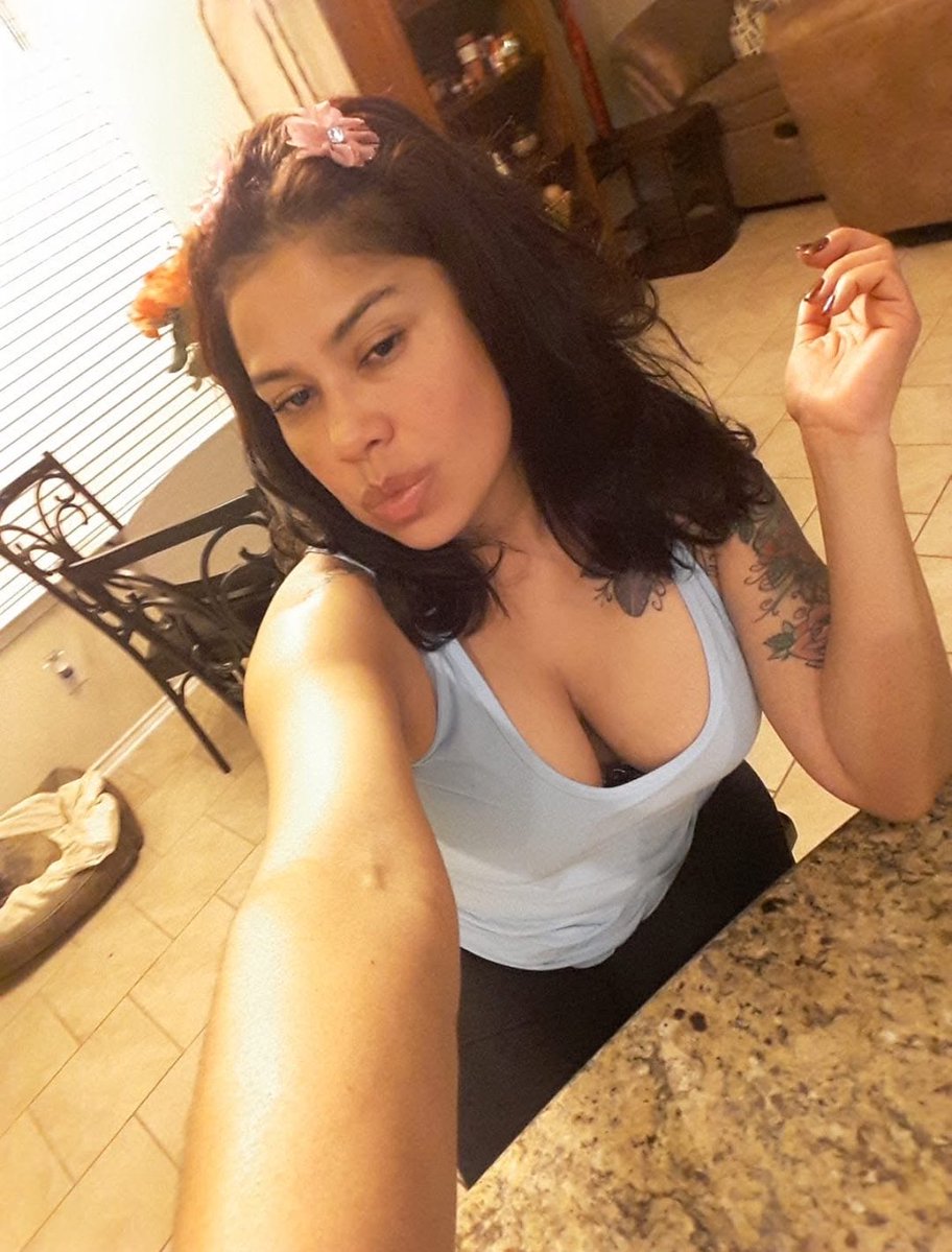boafvvy's tweet photo. My friends moms make me wanna explode 😍😍 https://t.co/MiPEpaKRti