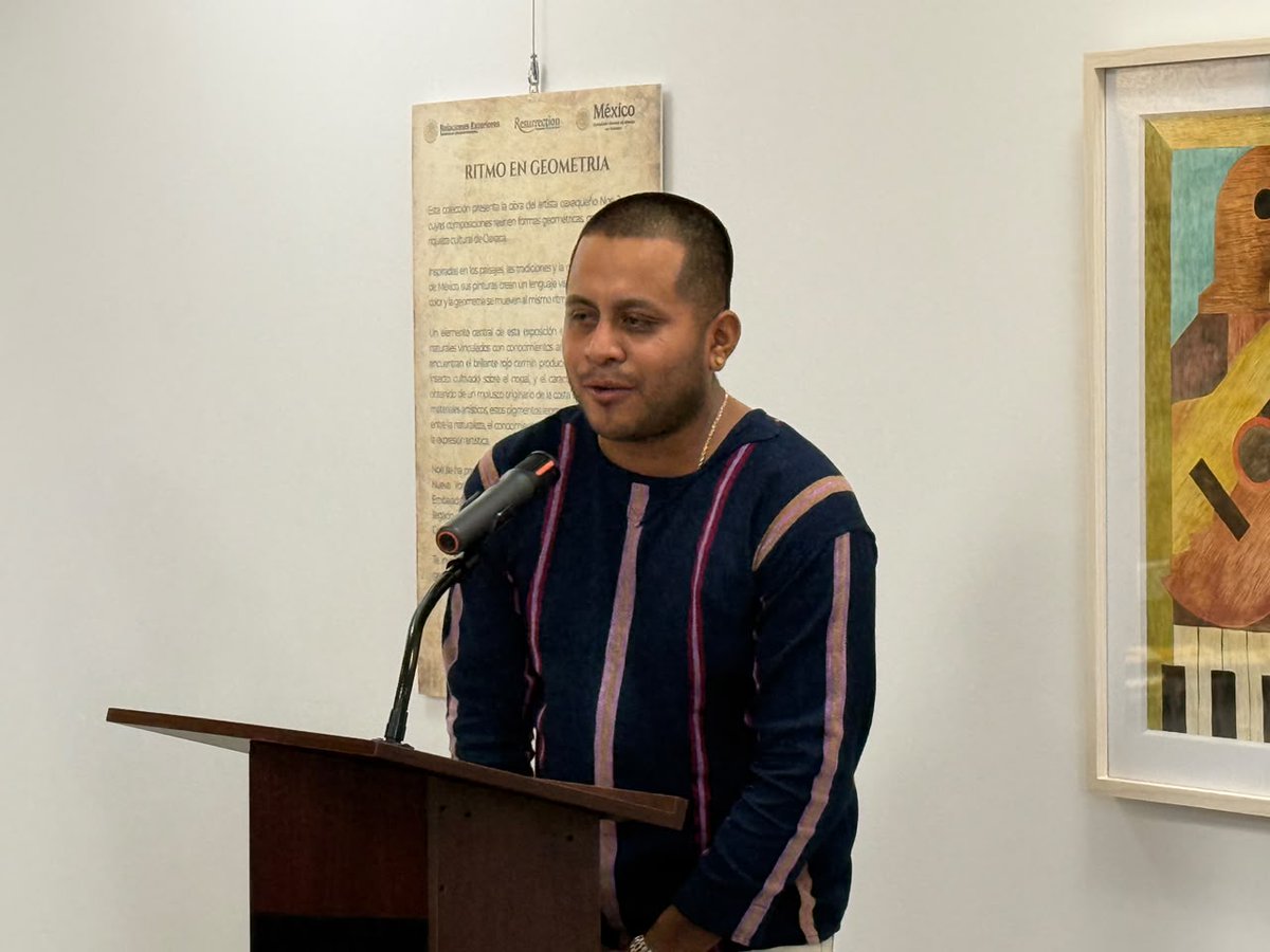 ConsulMexHou's tweet photo. La Cónsul General, @nenaorantes , encabezó la inauguración de la exposición «Ritmo en Geometría» del destacado artista  mexicano Noé Jacinto. La obra convoca un lenguaje geométrico dinámico, profundamente arraigado en la riqueza y tradición cultural de Oaxaca...🧵 https://t.co/tg0CfxoCAd