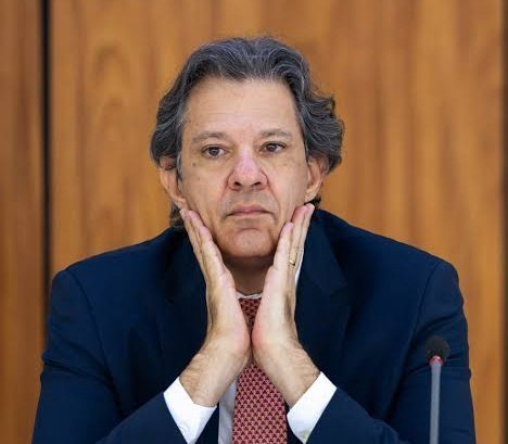 PrimeiroFront's tweet photo. 🔴 ÚLTIMA HORA: Flávio Bolsonaro diz que, quando for eleito presidente, irá revogar todos os impostos criados por Fernando Haddad.

“Já avisei a minha equipe econômica: vamos revogar tudo, nem que eu passe o dia inteiro assinando”, disse Flávio Bolsonaro. https://t.co/KBG9TE8o4J