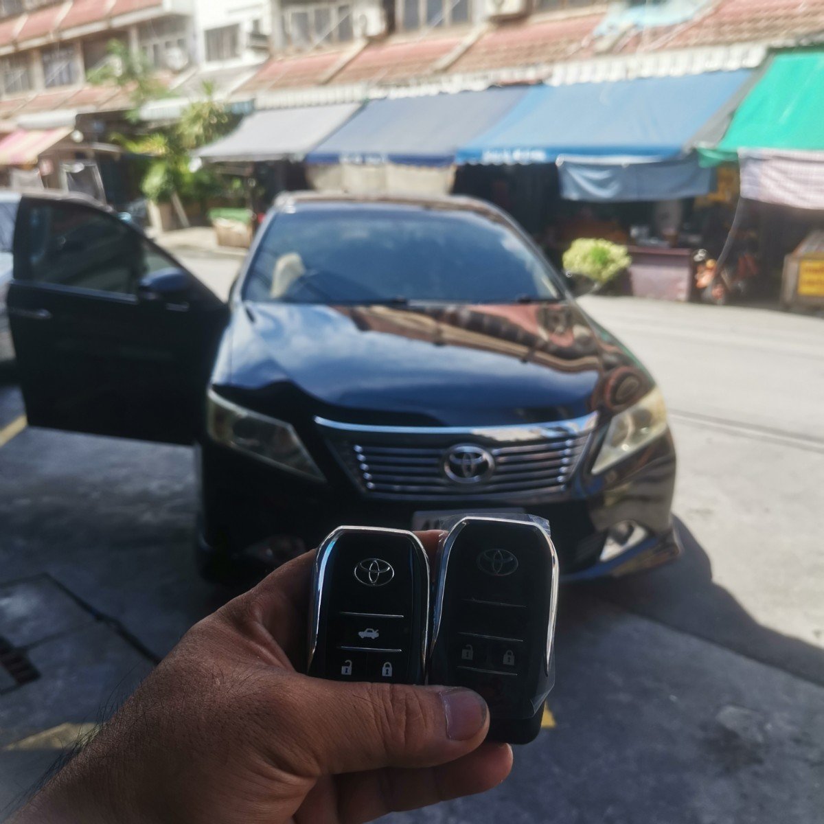 Yod_Locksmiths's tweet photo. งานทำเพิ่มรีโมท ในรถ Toyota #Camry 2.0 g มีรีโมทตัวเดียว ไม่สบายใจ ต้องการทำเพิ่มให้เป็น 2 ตัว... ขอบคุณครับที่มาใช้บริการ
"สตาร์ทไม่ติด ไม่คิดตังค์"
https://t.co/KJW5aZDDi7
https://t.co/q19eHLyUkx
#ช่างกุญแจคลองหลวง
#ช่างกุญแจตลาดไท
#ช่างกุญแจตลาดไอยรา
#ช่างกุญแจมธ https://t.co/uu7JwdvOE1