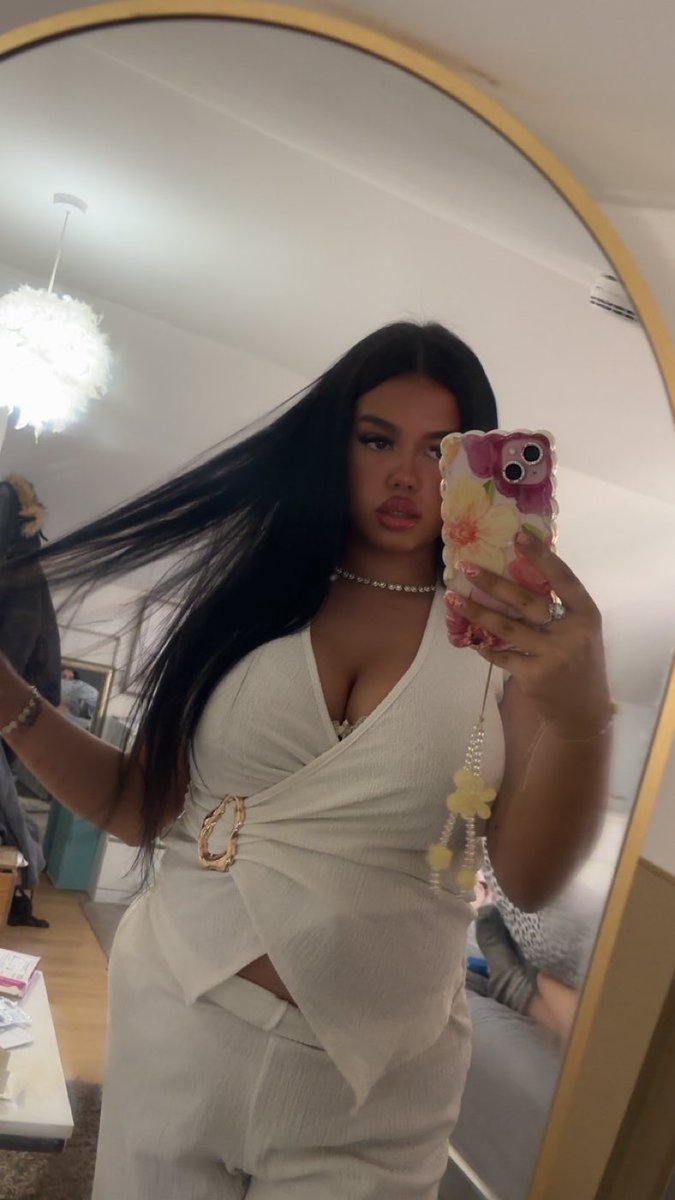 ThePrincessB___'s tweet photo. What’s the first thing you notice about me?👸🏽 https://t.co/E4NrEfR0p0