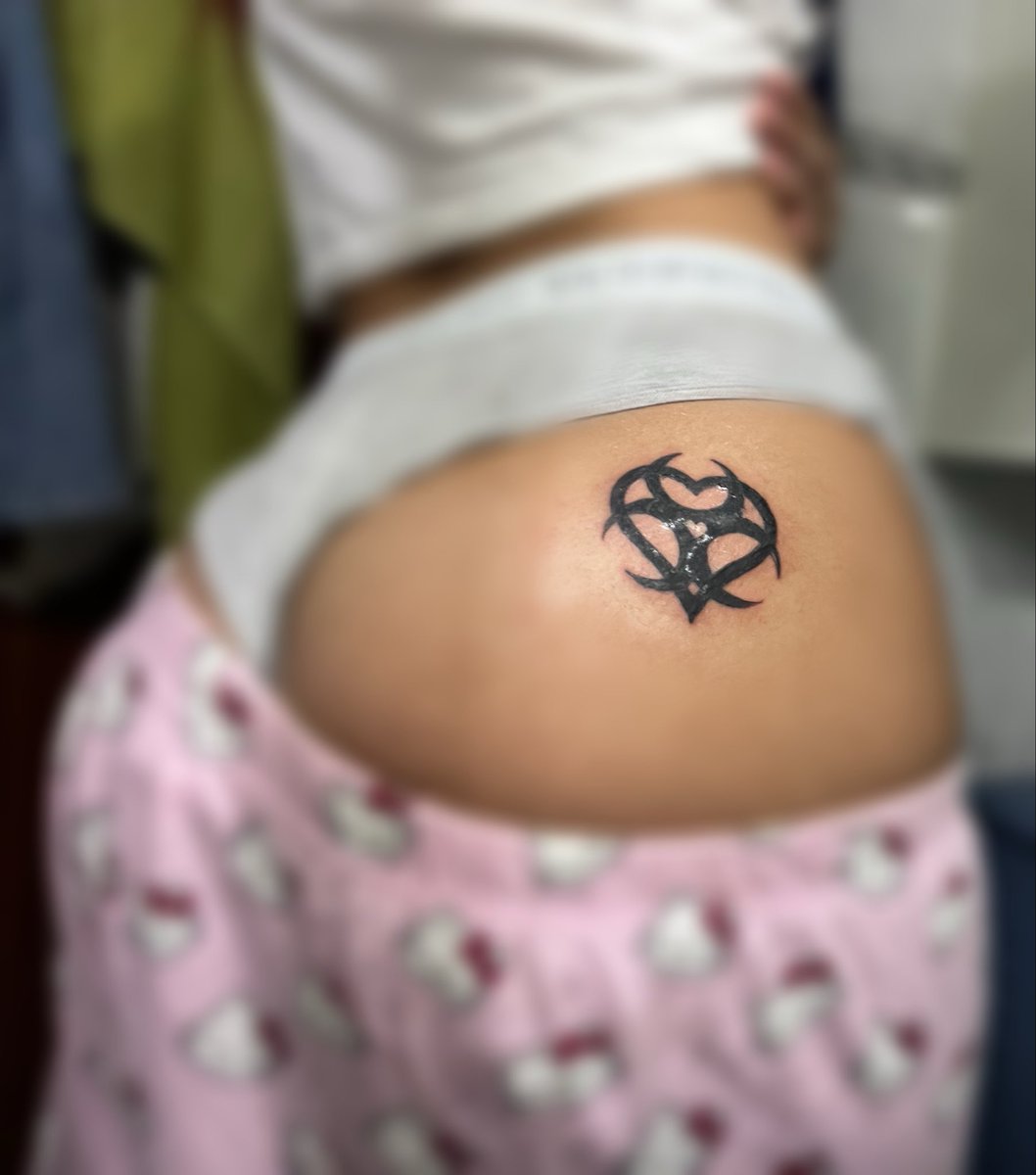 femqueenSelene's tweet photo. Quien paga mi nuevo tatuaje💪??? Venga sumisos que he estado desaparecida pero vuelvo más fuerte que nunca 💋💋💋 #findom #femdom #pagafantas #paypig https://t.co/8q03biXnze https://t.co/FsdU4yrPgB