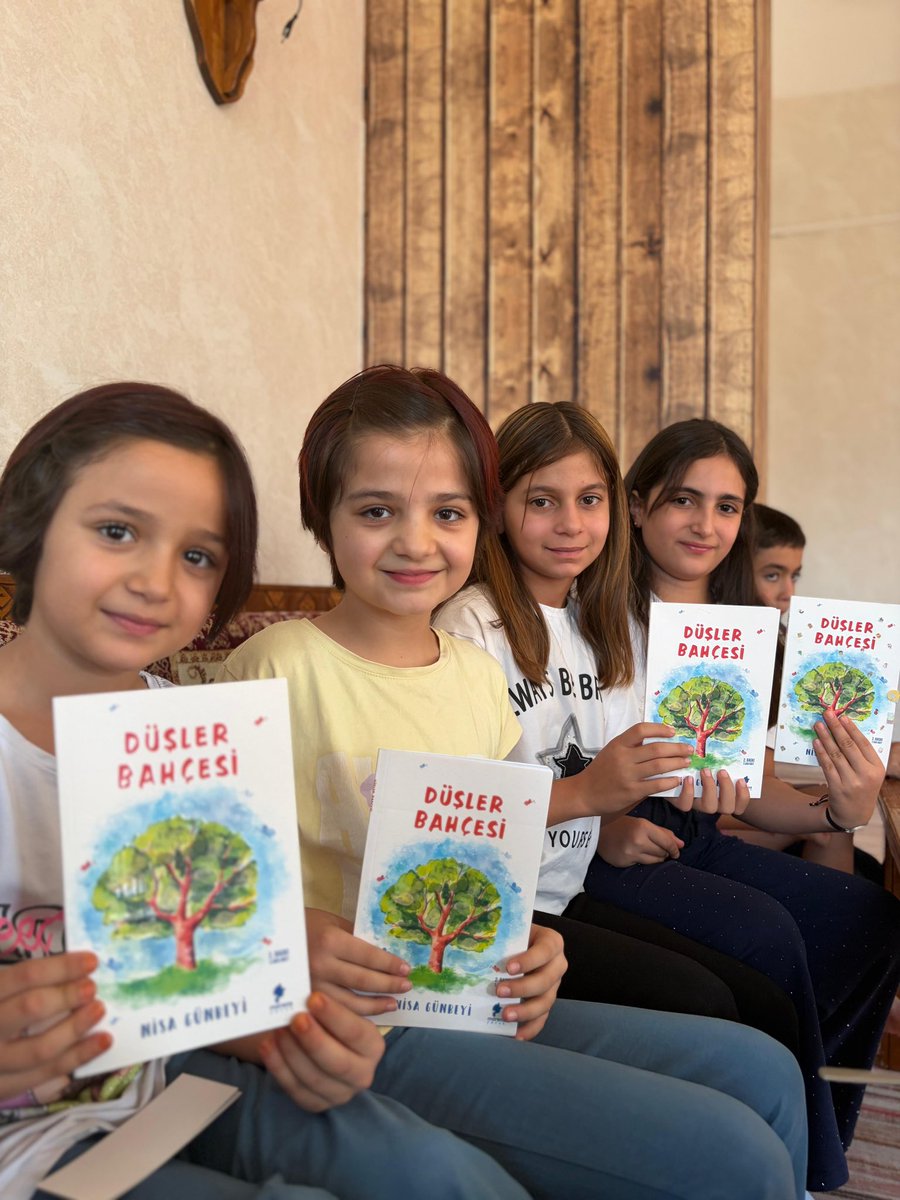 GSB_TusbaGM's tweet photo. Nisa Günbeyi hocamızla ortaokul öğrencilerimizi “Düşler Bahçesi” şiir kitabının renkli dünyasında buluşturduk. 🌸📖 https://t.co/rGAlFkVbus