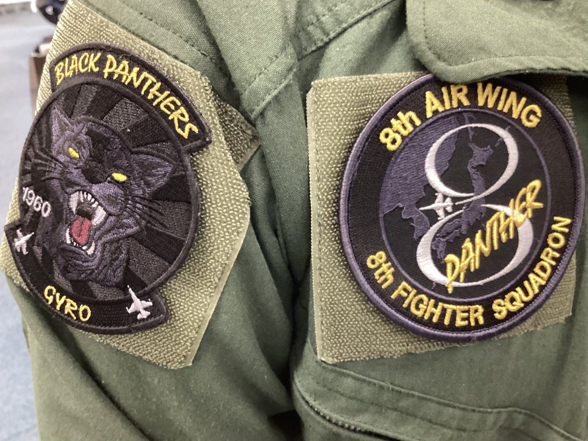 jasdf_tsuiki's tweet photo. この度、8飛行隊はワッペンを一新しました。

新ワッペンは黒と黄色をベースとしています。

実は8飛行隊のスコードロンカラーは時代とともに変遷してきました。

そのため築城基地移転10周年という節目の年となる本年4月に原点回帰という観点からワッペンを一新することになりました。

初心を忘れず、これからも8飛行隊は任務に邁進してまいります。

#航空自衛隊　#築城基地　#Fｰ2  #8飛行隊