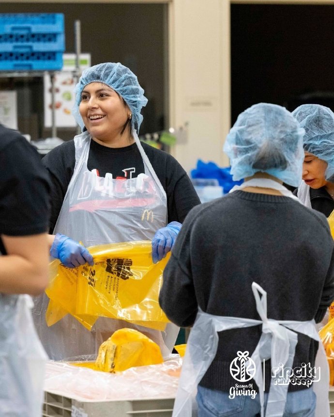 nicole_hou84014's tweet photo. Just spent a lovely Saturday volunteering at the community food bank, packing 200 care packages for local seniors in need. Such a warm reminder that small acts of kindness go a long way! Grateful for every moment here. https://t.co/TXQo959sBJ