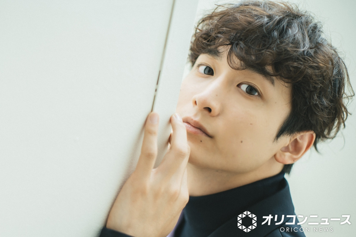 oricon's tweet photo. 『めおと日和』深見役・小関裕太
久々の“軍服姿”撮影オフショットに反響📷️

「おかえりなさい」「このお姿を見ただけで一気にワクワクしてきました」
https://t.co/rEgyipB6qo

#めおと日和 https://t.co/EunUUHxrTc