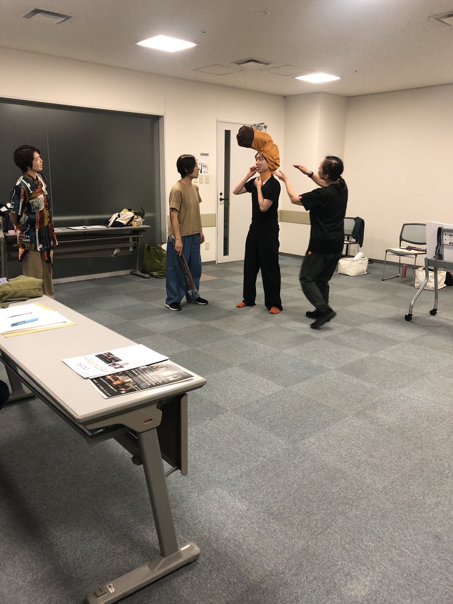 newton201811's tweet photo. 【稽古日記】

昨日は台詞の意味や感情を確認しながら稽古。
廉さんが持ってきたお土産をめぐって、壮絶なじゃんけん大会が開催されました✊

#東京舞台芸術祭2026
#修羅ニモマケズ2026 https://t.co/RQ88kjYo1R