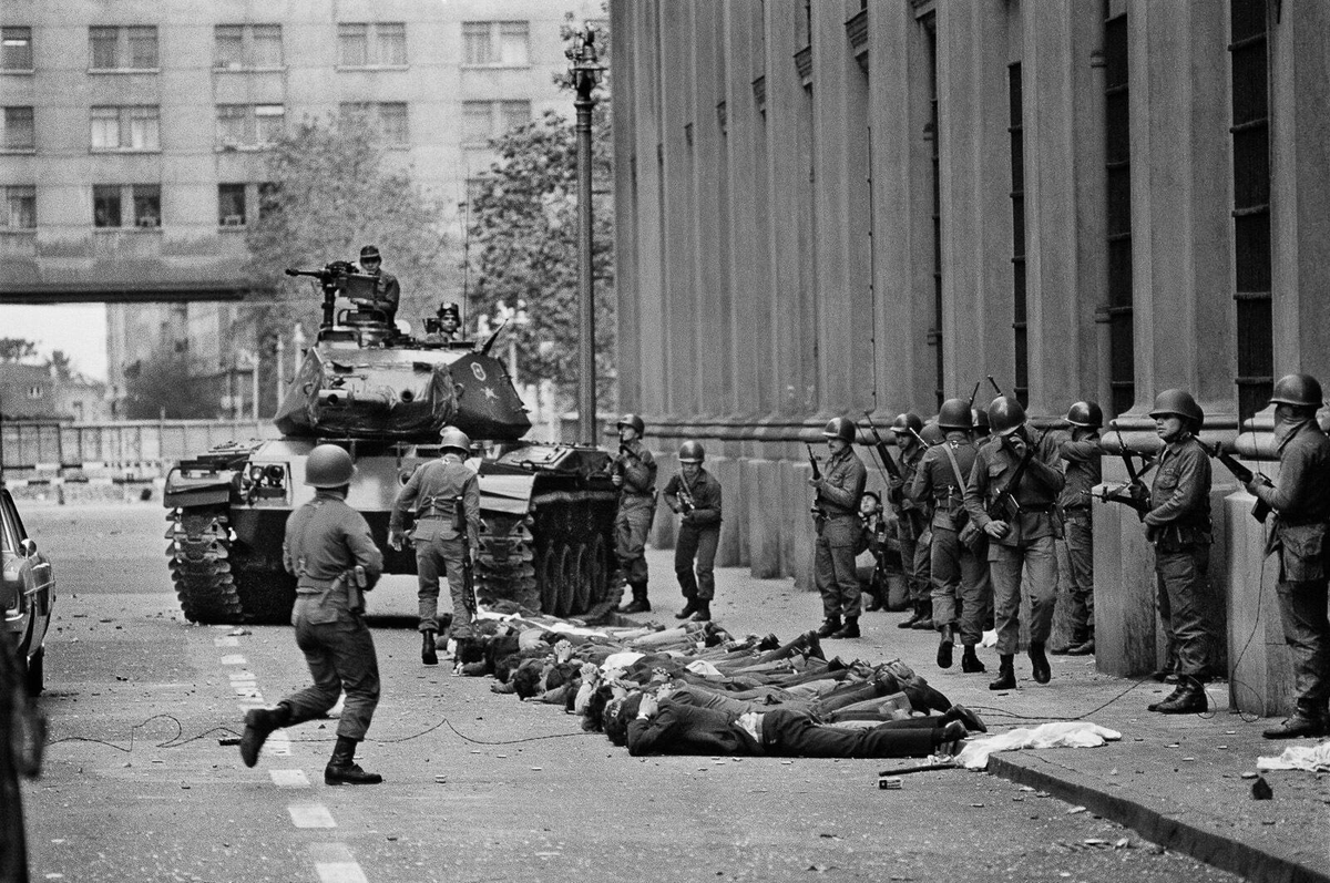 kennysubiabre's tweet photo. El golpe de Estado cívico-militar del #11deSeptiembre de 1973 forma parte de la historia de #Chile No es necesario haber estado allí o pertenecer a aquella generación para condenarlo.
Cuando se bombardea la democracia y se instala una dictadura que asesina, desaparece y tortura a ciudadanos, se atenta contra lo más esencial de una sociedad. Las imágenes de aquel día son de una brutalidad estremecedora. Lo que vino después fue aún mucho peor.
Razón, Memoria, Verdad, Justicia, Reparación y garantías de no repetición. Abrazos a las víctimas y a quienes aún siguen buscando a los suyos.
#Nuncamas #11despetiembre #memoria
📸Chas Gerretsen