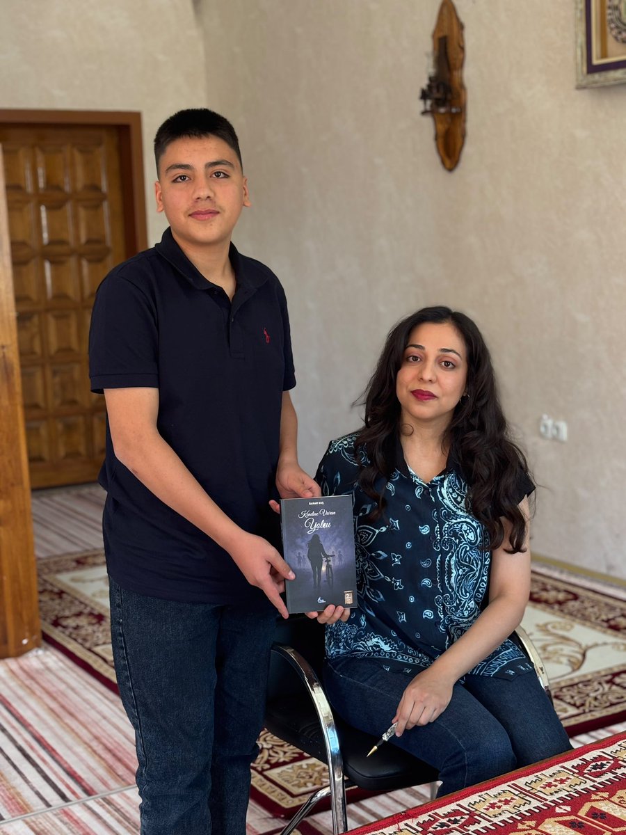 GSB_TusbaGM's tweet photo. Kıymetli yazarımız Bahar Kuş ile liseli gençlerimizi buluşturduk 

Bir kitap, bazen insanın kendine çıktığı en güzel yolculuktur… ✨
“Kendine Varan Yolcu” kitabını birlikte okuyup değerlendirdik; satırların bizde bıraktığı izleri ve düşüncelerimizi paylaştık. 📖💫 https://t.co/4Oc8lB2Os1
