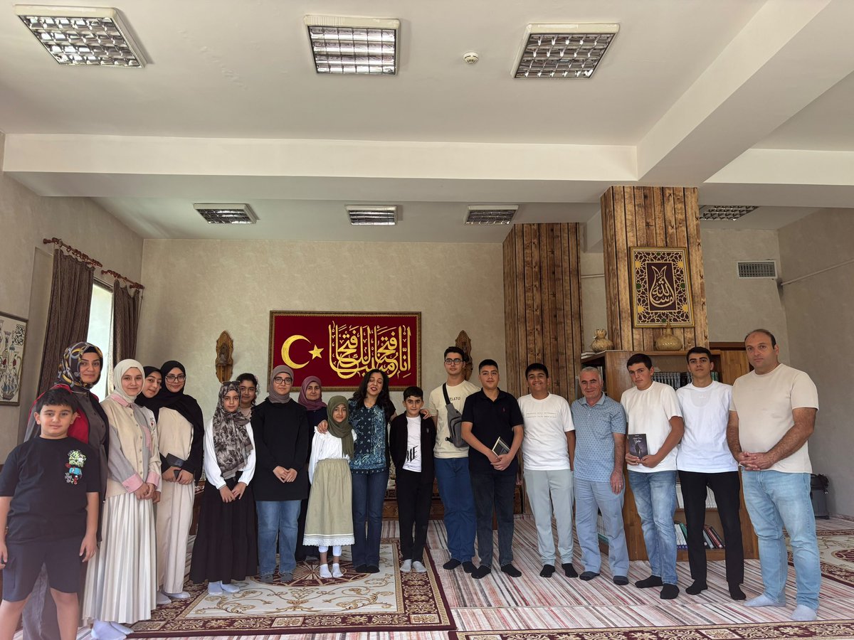 GSB_TusbaGM's tweet photo. Kıymetli yazarımız Bahar Kuş ile liseli gençlerimizi buluşturduk 

Bir kitap, bazen insanın kendine çıktığı en güzel yolculuktur… ✨
“Kendine Varan Yolcu” kitabını birlikte okuyup değerlendirdik; satırların bizde bıraktığı izleri ve düşüncelerimizi paylaştık. 📖💫 https://t.co/4Oc8lB2Os1