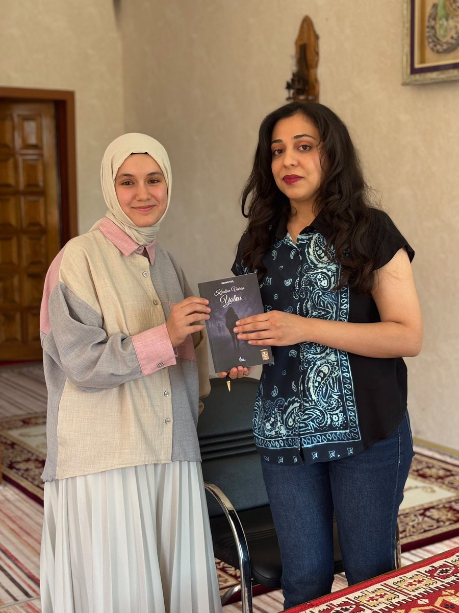 GSB_TusbaGM's tweet photo. Kıymetli yazarımız Bahar Kuş ile liseli gençlerimizi buluşturduk 

Bir kitap, bazen insanın kendine çıktığı en güzel yolculuktur… ✨
“Kendine Varan Yolcu” kitabını birlikte okuyup değerlendirdik; satırların bizde bıraktığı izleri ve düşüncelerimizi paylaştık. 📖💫 https://t.co/4Oc8lB2Os1