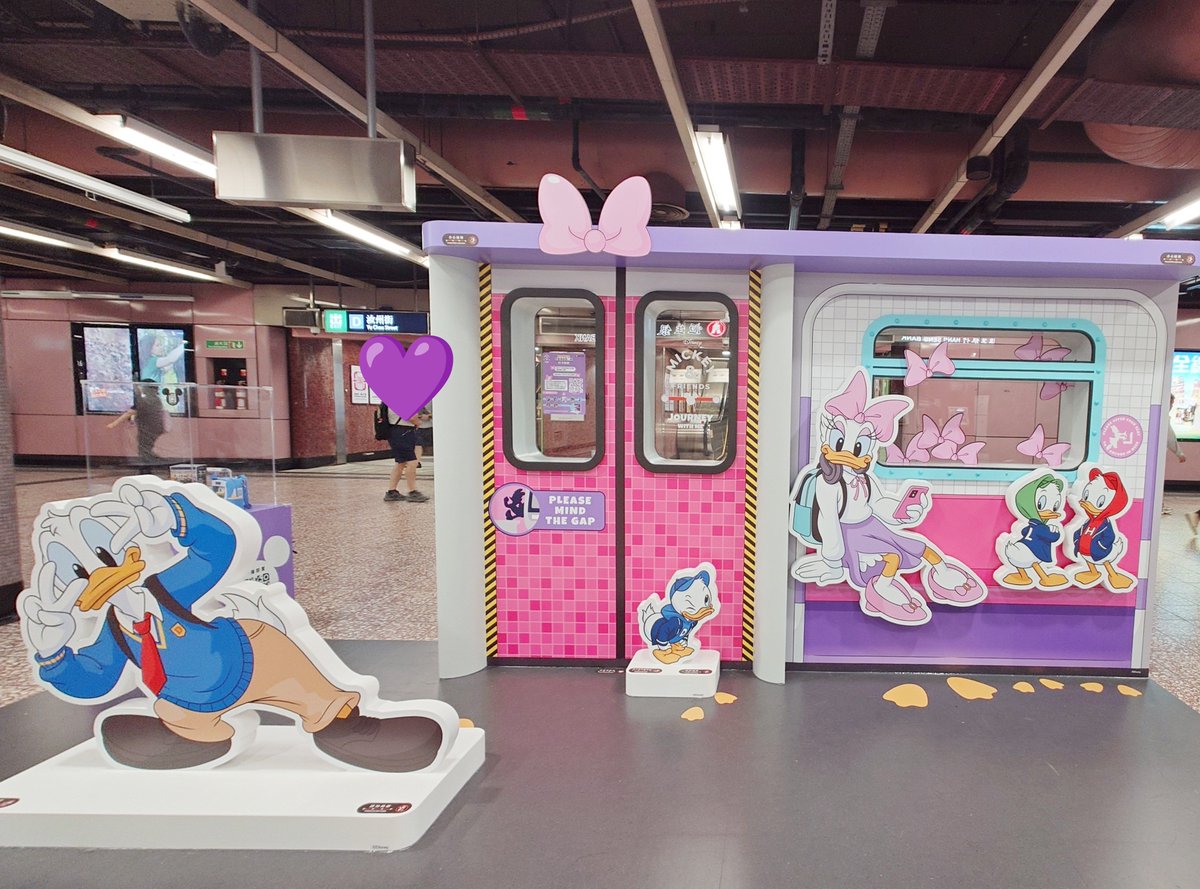 flowerTDR_bot's tweet photo. 明日から香港のMTRとディズニーのコラボグッズが発売されます。香港なうなので、デイジーのパネル狙いで太子駅に来てみたら…ありました！E出口そばにありますよ🎀
グッズの展示もありました。チップとデールのパネルは啓徳站にあるようなので、それぞれの駅にコラボのキャラパネルがありそうですね。 https://t.co/0aC0ef6cUf