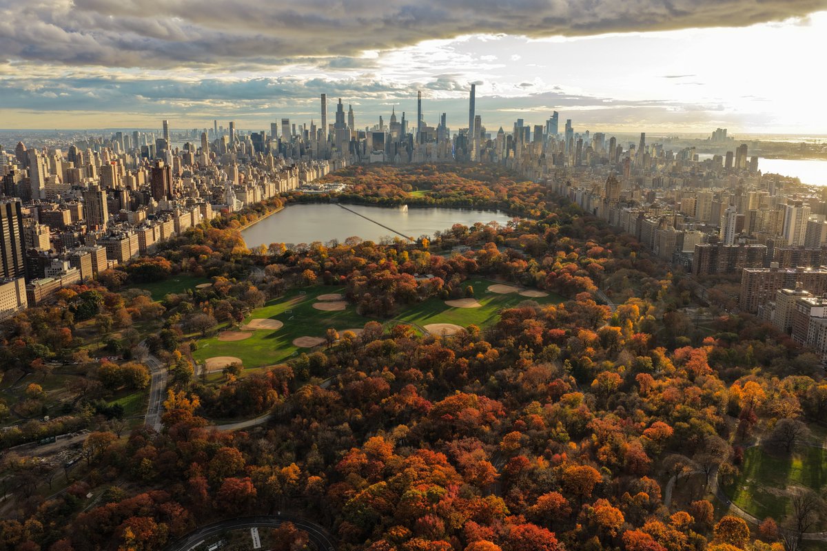 Complex's tweet photo. The East Coast is expected to have a long fall foliage season this year.

📸:GETTY https://t.co/YLD1ZlQStc