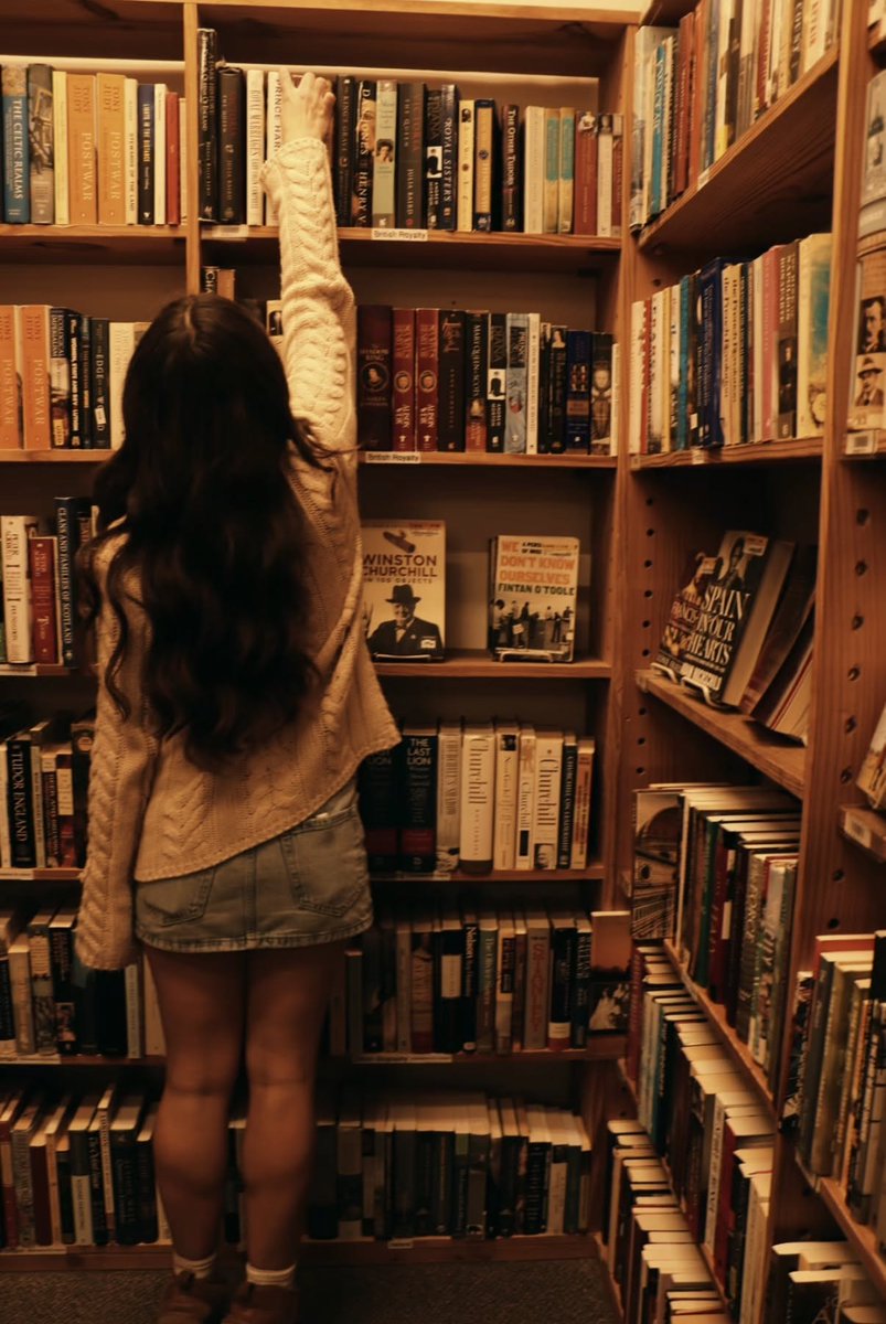 leesara474966's tweet photo. Is it as unbearable for you as for me? I don't think so. Could you actually reach me and aren’t doing that? I'm really strange. This fear is making me tremble. I'm broken. Always afraid to be left, while I don’t even know myself if I will stay. It is always like this. https://t.co/jpUmd7gsuy