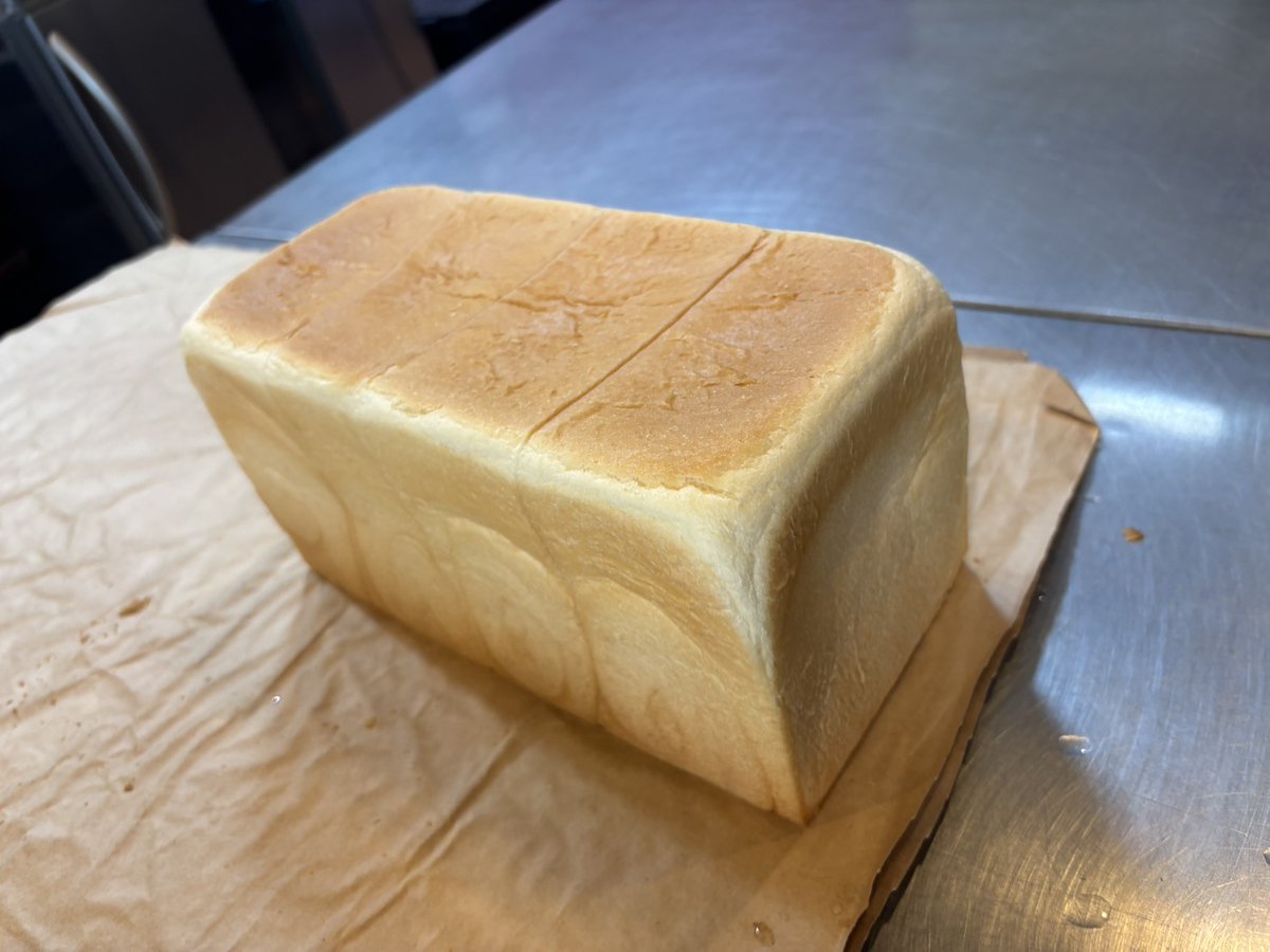 akiwa_kai's tweet photo. セサミ・みやざきからパン工房の様子です😀
定番の食パン焼きあがりました🍞
この食パンでサンドイッチを作ってみました。
皆様のおすすめ食パンアレンジはありますか❓
#宮崎市
#就労継続支援
#焼きたてパン
#食パン
#パン工房ピッコロ https://t.co/HsrhLgelH9