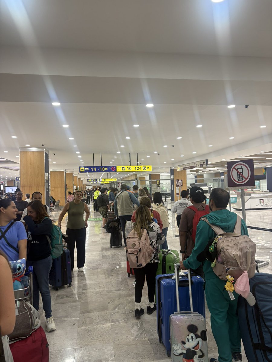 JustinoMoral's tweet photo. Malparida pendeja inmunda, un usuario del aeropuerto me manda estas fotos y me pide que los suba.

Esta es la consecuencia de llenar de ineptos, mediocres y criminales a las aduanas del país (y en general a la administración pública).

Vean el tamaño de la infame cola, pasando a todo el mundo por rayos X como si fueran criminales. 

Cero análisis de riesgo, cero inteligencia. Abrir maletas a lo pendejo a ver a quien le tumban 100 dólares.

Me dice mi amigo que ¿si crees que un muñeco de Mickey Mouse sea un peligro para la seguridad nacional?

¿Qué carajo crees que van a encontrar en vuelo de Miami que viene lleno de niños?

Maldita la hora que el cacas llegó al poder y dejó a su pendeja de encargada.

La arroban porque ya me bloqueó.