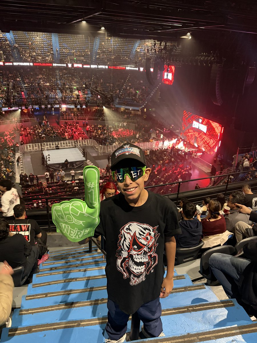 TavoAzocar's tweet photo. Alguien está muy feliz por acá #WWEBogota https://t.co/LBNWj0dUtX