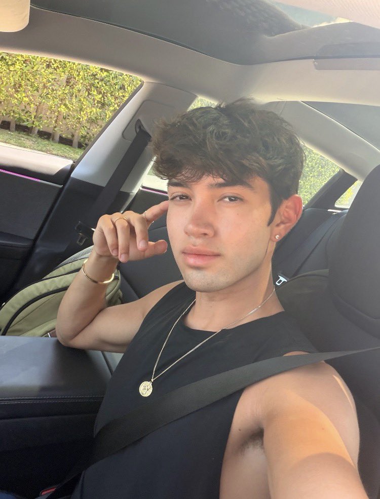 StephenOscu9's tweet photo. ugh can’t believe I’m gay https://t.co/RhgL4KuDS4