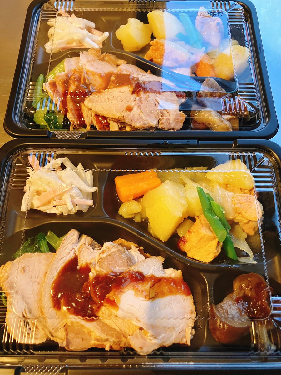 itsmonogohan's tweet photo. こんばんは。今日の夜は、豚の叉焼（チャーシュー）です。豚ロースブロック肉を下茹でし、醤油やオイスター、砂糖等で煮込み、スライスしたものに煮汁を煮詰めたタレをかけました。同じ豚ロース肉なのに、最初から薄いスライス肉を煮てもこうはならないのが料理の面白さですね。#いつもの御飯 https://t.co/giNaZj1m7d