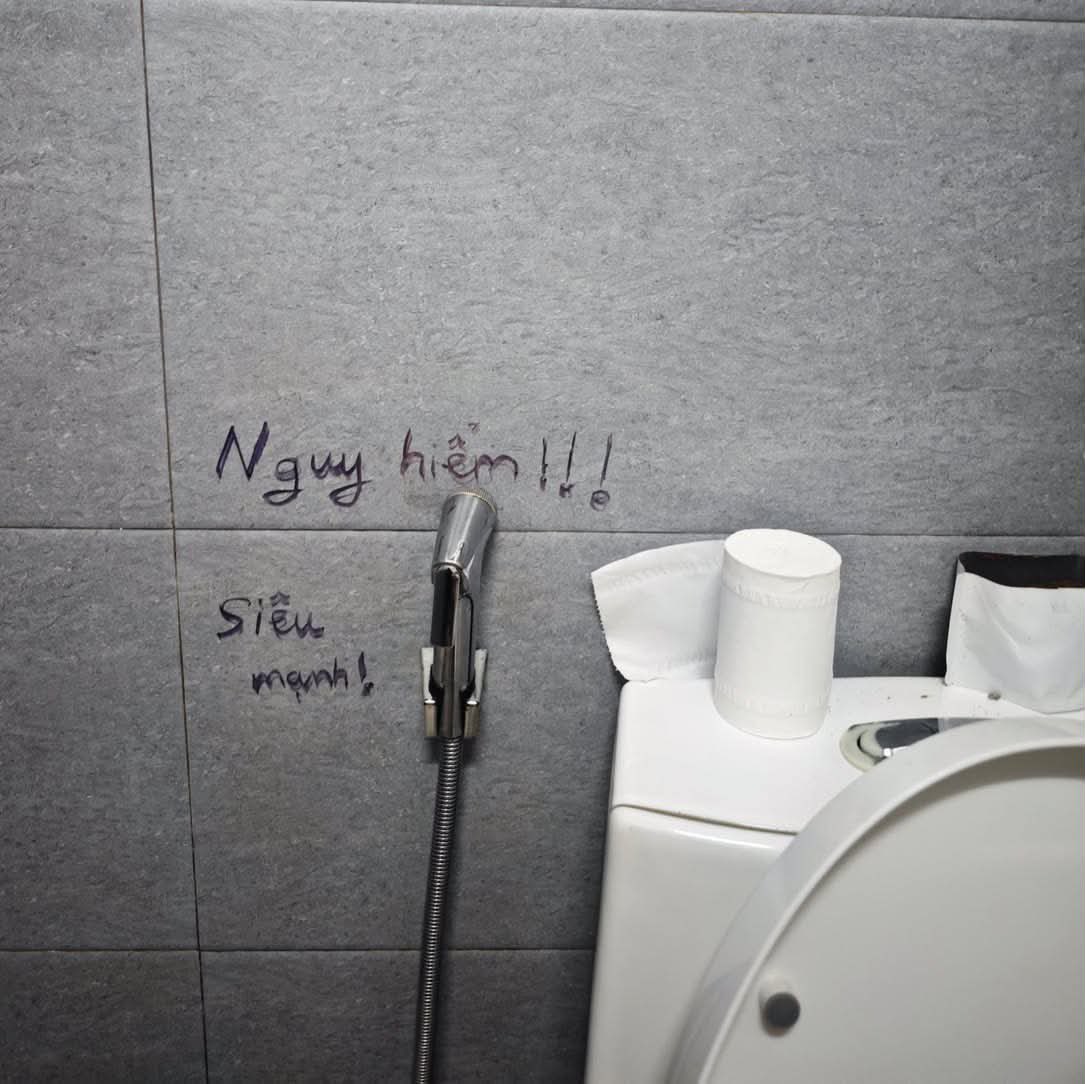 Phuhunk's tweet photo. Tổng hợp một số biển báo nhà vệ sinh cho anh chị em lưu vào bộ sưu tập, xem qua không cười thì bắt đền em. https://t.co/TOwvmbZFig