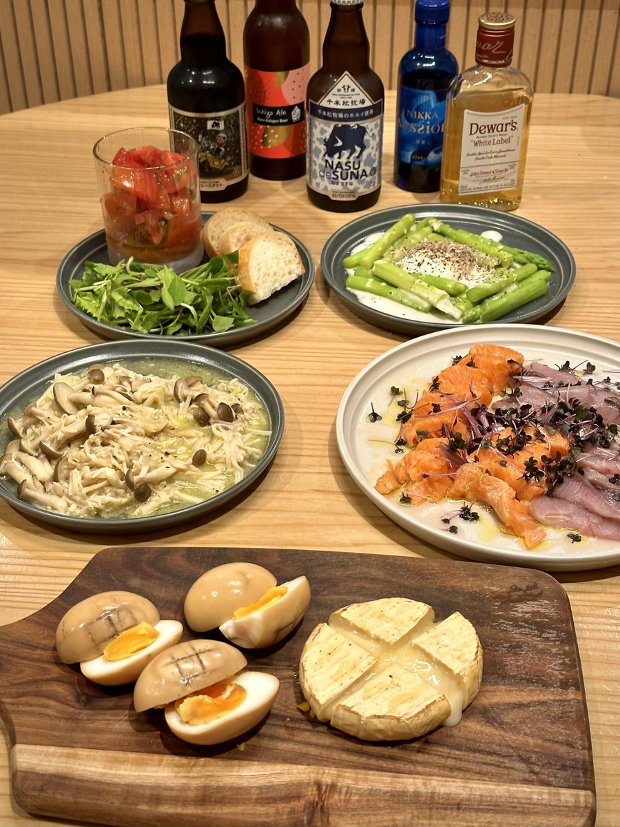 mn7996's tweet photo. #おうちごはん #晩ごはん #朝ごはん

友達とコテージに行った時のメシ(おうちではない)
道の駅で買った朝採れアスパラ、燻製にしたサーモンとブリで作ったカルパッチョ、燻製の半熟卵とカマンベール https://t.co/Ih2Rd2uIQB