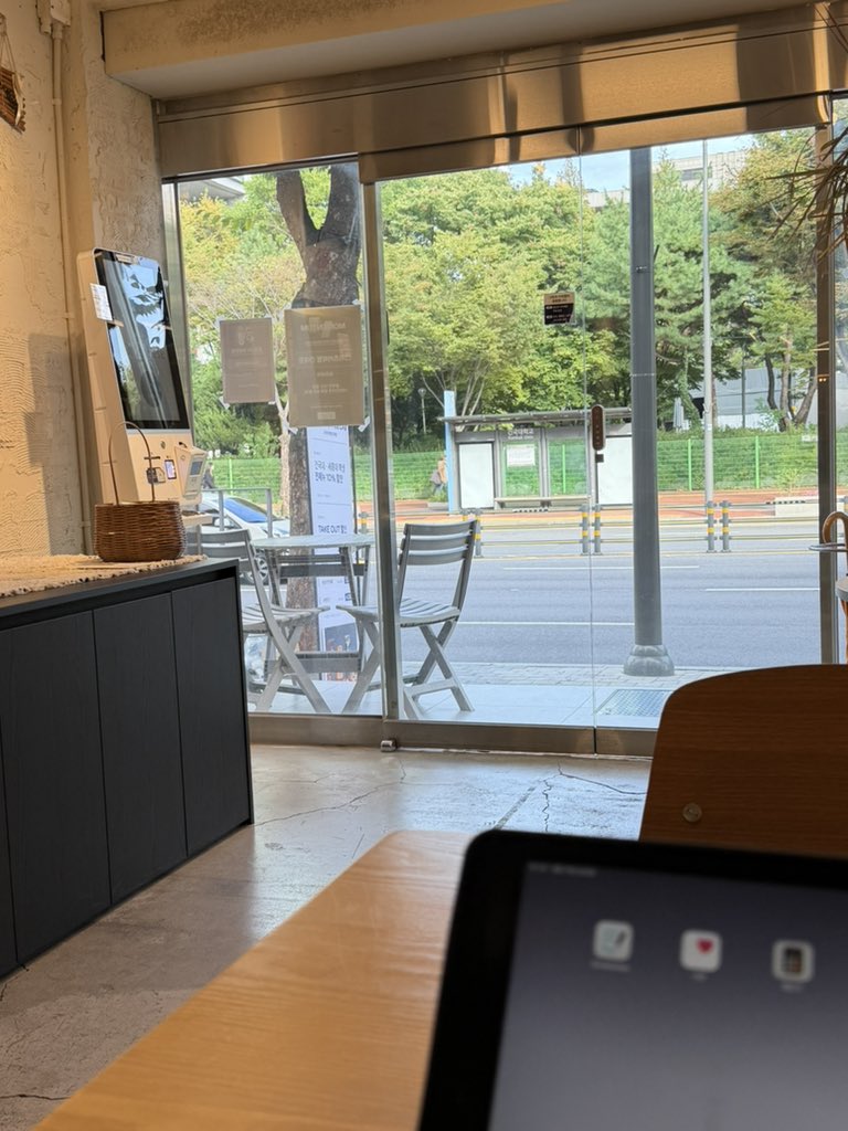 txemy's tweet photo. 아무것도하기싫어서 아이패드켜놓고멍때림 https://t.co/v82cQ4zmJL