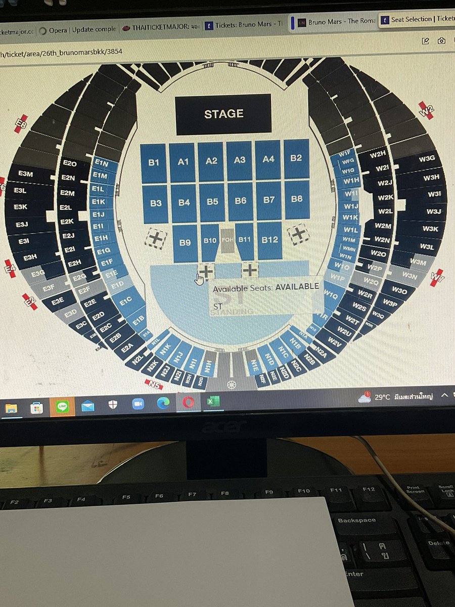 Mmphatt's tweet photo. อยู่หน้าซื้อแล้วงับ ใครสนใจคิดค่ากดใบละ 150 งับ  #TheRomanticTourBKK https://t.co/4ubgLTHw83