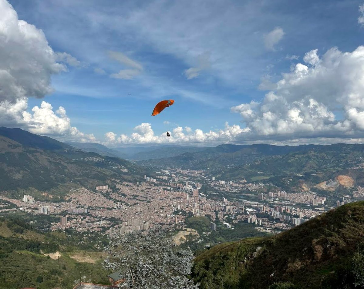 ShaniLewellyn's tweet photo. Above Medellín, where the Andes drop away and adventure takes flight. From mountain ridgelines to city views, Colombia delivers unforgettable moments. Ride higher. See farther. Feel more alive. https://t.co/lPR41cUi3j
