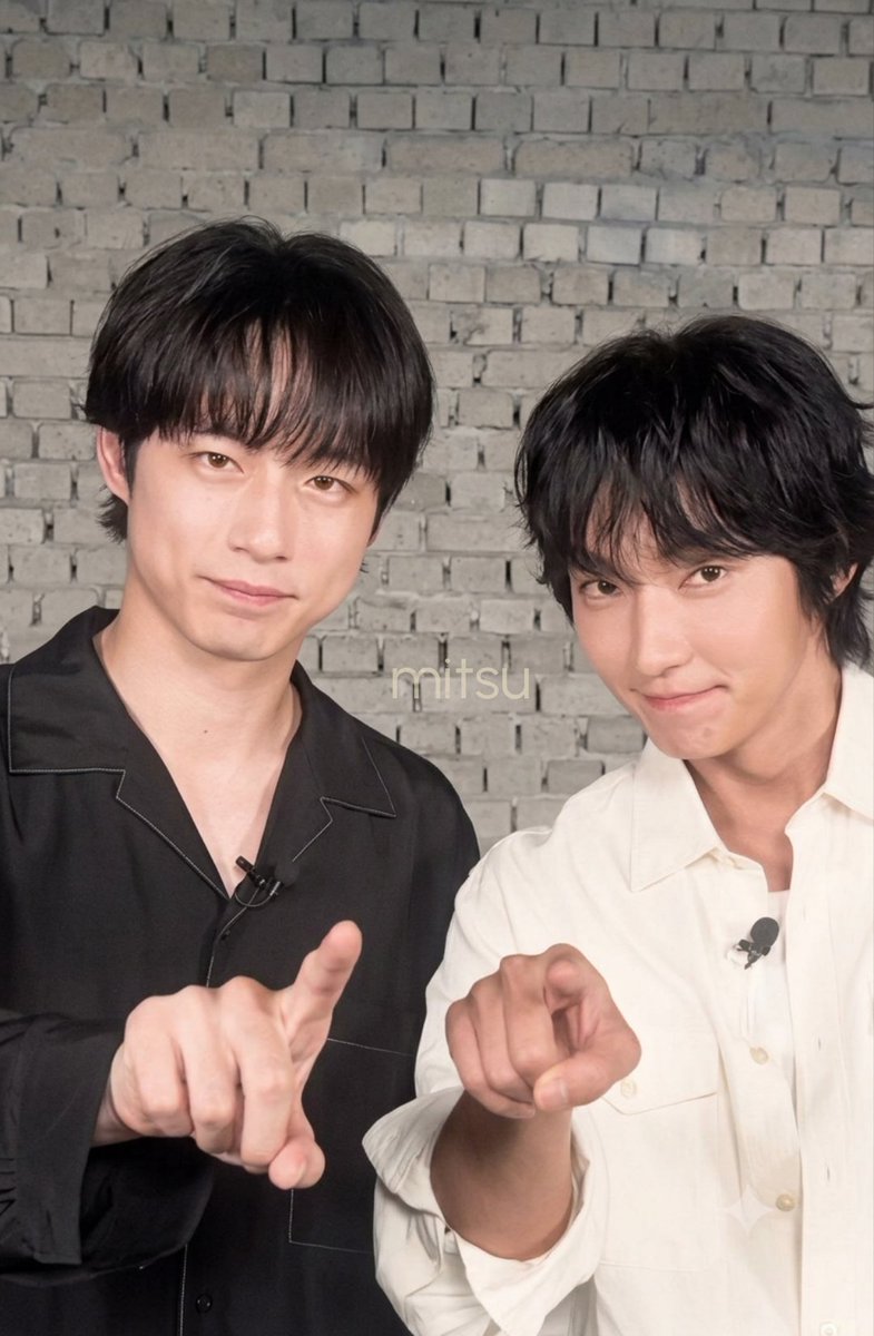 mitsuyonLJG's tweet photo. 2人揃って可愛い姿です🤭💕
イ・ジュンギさんは坂口健太郎さんよりも9歳くらい年上なんですけど、そう見えませんね🤭素晴らしい若さです👏✨️
 #イ・ジュンギ
 #坂口健太郎
 #KiDnapGAME
 #AI画像 https://t.co/NzTPHDqnzL