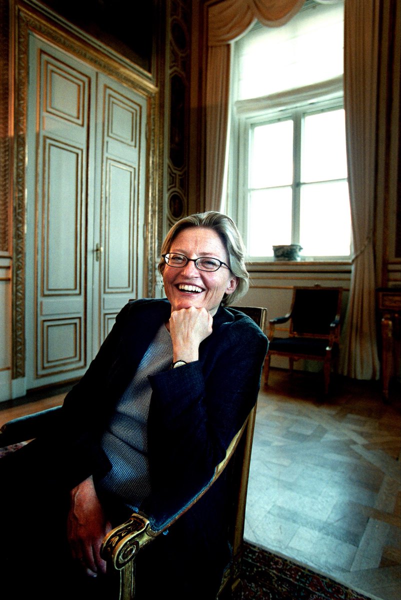 SwedishPM's tweet photo. Idag är årsdagen för utrikesminister Anna Lindhs död efter det fruktansvärda knivdådet på NK. 

Anna och jag tillhörde olika partier, men vi hade alltid lätt att prata med varandra och vi delade ett engagemang för vårt öppna och fria samhälle. 

Hennes alltför tidiga bortgång var förstås främst en förlust för hennes familj, vänner och kollegor – men den drabbade också ett helt land. Idag är vi många som minns henne med värme.

Foto: Paul Hansen/TT