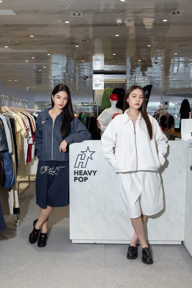 AllNews_th's tweet photo. สยามดิสคัฟเวอรี่ เปิดพื้นที่แห่งการค้นพบ New Wave of Vietnamese Fashion
ชวนทำความรู้จักแบรนด์แฟชั่นเวียดนามในไทย

#Shellybenda #Pundao #ShellyPundao 
​#SiamDiscovery #TheExploratorium #BeRevolutionary #Mollynista #CocosinThailand #TCOC #VietnameseBrand

🔗https://t.co/FPJxr6qfEt
สยามดิสคัฟเวอรี่ ดิเอ็กซ์พลอราทอเรี่ยม ชวนเปิดประสบการณ์กับอีกหนึ่งความเคลื่อนไหวที่น่าจับตาของวงการแฟชั่นเอเชีย เปิดมุมมองใหม่ไปกับ New Wave of Vietnamese Fashion ผ่านแบรนด์แฟชั่นจากเวียดนาม ที่นำดีไซน์ คาแรกเตอร์ และตัวตนมาสู่กรุงเทพฯ ให้สัมผัสกันแบบใกล้ชิด ความพิเศษครั้งนี้ ชวน Discover พบกับ แบรนด์แฟชั่นจากเวียดนาม COCOSIN และ Mollynista แบรนด์ที่เปิดตัวแบบออฟไลน์ในประเทศไทยเป็นครั้งแรก พร้อมอีก 5 แบรนด์ ได้แก่ Stress Mama, Dirty Coin, OWST, Hades และ Routine โดยมีสองสาว ออม-พันดาว ปัญญาบารมี และ เชลลี่-เพชรใส จันทร์เรือง ที่สะท้อนตัวตนแฟชั่นเวียดนามยุคใหม่ที่สยามดิสคัฟเวอรี่
Mollynista แฟชั่นเฮาส์ชื่อดังจากเวียดนาม เปิดตัวในประเทศไทยอย่างเป็นทางการเป็นครั้งแรก ที่ถ่ายทอดความเฟมินีนผ่านซิลูเอตต์เรียบหรู มีศิลปะ ผสานดีไซน์โมเดิร์นที่ตอบโจทย์ผู้หญิงยุคใหม่ ที่เติมความสดใหม่ให้กับคอลเลกชั่นด้วยไอเท็มสำหรับสร้าง outfit moment ในแบบของตัวเอง กับ 6 คอลเลคชั่น Afterglow งานเดรปพลิ้วไหว ซิลูเอตเบาสบายดุจไร้น้ำหนัก, Ascend การจับจีบอย่างพิถีพิถัน และโครงสร้างที่ประณีต สร้างสรรค์การเคลื่อนไหวที่พลิ้วไหว, Coastal Ease คอลเลกชั่นสำหรับวันอันเงียบสงบที่ยังคงอยู่ช่วงปลายฤดูร้อน, Golden Haze สำหรับหญิงสาวสมัยใหม่ที่แสวงหาความเบาโดยไม่ลดทอนคุณภาพ เป็นการนิยามใหม่ของชุดลำลอง แต่งดงาม หรูหราอย่างไม่เกรงใจ และเป็นอิสระอย่างแท้จริง, Reverie เน้นการปั้นแต่งสรีระของผู้หญิงผ่านการจับจีบที่พลิ้วไหวและเส้นสายที่อ่อนโยน เนื้อผ้าเคลื่อนไหว โอบรับส่วนโค้งตามธรรมชาติของร่างกายอย่างสง่างาม, Sculpted Motion รายละเอียดของจีบผ้าและเส้นโค้งที่พลิ้วไหวได้รับการออกแบบอย่างพิถีพิถัน สร้างการเคลื่อนไหวที่งดงามและมีชีวิตชีวาในทุกมิติ แบรนด์เชื่อว่าการค้นพบแฟชั่นที่ใช่ ไม่จำเป็นต้องเดินทางไปไกล พบกับ Mollynista Special Pop-Up ณ ชั้น G
COCOSIN แบรนด์แฟชั่นจากเวียดนาม ที่เสริมพลังความมั่นใจของผู้หญิงผ่านแฟชั่น ด้วยดีไซน์ร่วมสมัยที่ผสานความทันสมัยและความสง่างามเข้าไว้ด้วยกันอย่างลงตัว ด้วยความเชื่อว่าแฟชั่นคือพลังแห่งการแสดงออกถึงตัวตน COCOSIN จึงนำเสนอคอลเลกชั่นที่ช่วยเติมเต็มความมั่นใจให้ผู้หญิงในทุกวัน ผ่านเสื้อผ้าที่โดดเด่นด้วยสไตล์อันเป็นเอกลักษณ์ คุณภาพการตัดเย็บที่ประณีต และราคาที่เข้าถึงได้ เป็นคอลเลคชั่นที่เรียบหรูสะดุดตา เติมเสน่ห์อันเฉียบคมให้กับทุกลุค ทุกรูปทรงได้รับการออกแบบด้วยความมั่นใจที่อ่อนโยน ตั้งแต่ผ้าที่นุ่มนวลราวเสียงกระซิบ ไปจนถึงโทนสีพาสเทลที่อบอุ่นเหมือนแสงแดด และสีเอิร์ธโทนที่รู้สึกเหมือนเป็นผิวที่สองเย้ายวนอย่างสง่างาม พบกับ COCOSIN ได้ที่ชั้น G

​นอกจากนี้สยามดิสคัฟเวอรี่ สะท้อนพลังแห่งความคิดสร้างสรรค์และจิตวิญญาณของคนรุ่นใหม่ ผ่านดีไซน์ร่วมสมัยที่โดดเด่นด้วยเอกลักษณ์เฉพาะตัว จากโฮจิมินห์ซิตี้ สู่สยามดิสคัฟเวอรี่ กับ 5 แบรนด์จากเวียดนาม ได้แก่ Stress Mama, Dirty Coin, OWST, Hades และ Routine ซึ่งสะท้อนความหลากหลายของแฟชั่นเวียดนามร่วมสมัย ตั้งแต่สตรีทแวร์ที่มี attitude ชัดเจน ไปจนถึง everyday fashion ที่สามารถนำมาปรับใช้กับสไตล์ในชีวิตประจำวัน ที่ผสานกลิ่นอายสตรีท ความเท่ และมุมมองใหม่ของแฟชั่นเอเชียไว้ในทุกดีไซน์ สำหรับผู้ที่มองหาความแตกต่างอย่างมีสไตล์ ณ ชั้น 1
สัมผัสเสน่ห์ของแฟชั่นเออร์เบินจากเวียดนาม ซึ่งการมาของแบรนด์ไม่ได้เป็นเพียงการนำแฟชั่นจากเวียดนามมาให้ช้อปในกรุงเทพฯ แต่คือการเปิดพื้นที่ให้คนไทยได้ Discover the New Wave of Vietnamese Fashion ผ่านมุมมองที่หลากหลาย ทั้งดีไซน์ วัฒนธรรม และตัวตนของแบรนด์ ที่สยามดิสคัฟเวอรี่ ในฐานะพื้นที่แห่งการค้นพบ ที่พาแฟชั่นและแบรนด์จากหลากหลายคัลเจอร์มาอยู่ใกล้กว่าที่เคย ตั้งแต่วันที่ 1-30 กันยายน 2569