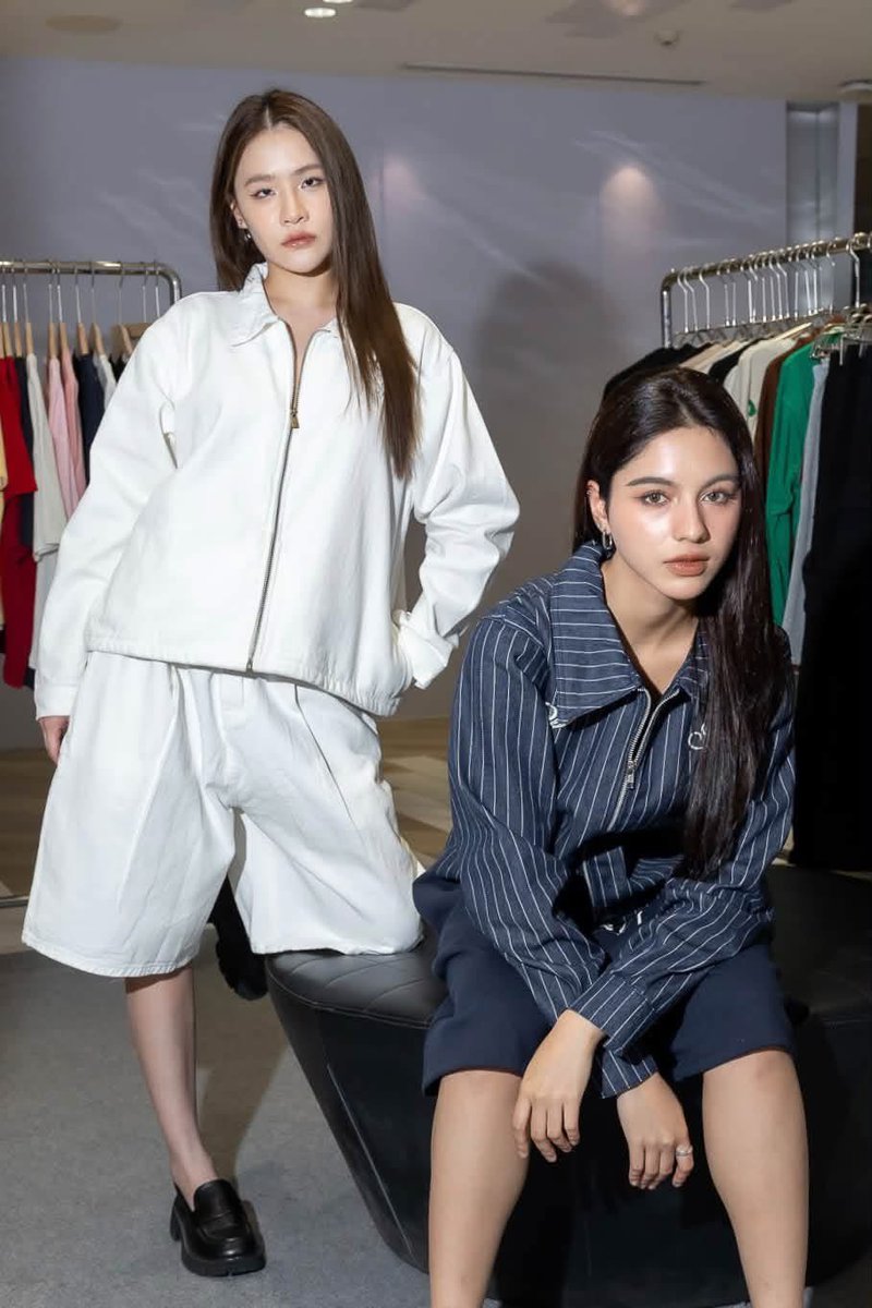 AllNews_th's tweet photo. สยามดิสคัฟเวอรี่ เปิดพื้นที่แห่งการค้นพบ New Wave of Vietnamese Fashion
ชวนทำความรู้จักแบรนด์แฟชั่นเวียดนามในไทย

#Shellybenda #Pundao #ShellyPundao 
​#SiamDiscovery #TheExploratorium #BeRevolutionary #Mollynista #CocosinThailand #TCOC #VietnameseBrand

🔗https://t.co/FPJxr6qfEt
สยามดิสคัฟเวอรี่ ดิเอ็กซ์พลอราทอเรี่ยม ชวนเปิดประสบการณ์กับอีกหนึ่งความเคลื่อนไหวที่น่าจับตาของวงการแฟชั่นเอเชีย เปิดมุมมองใหม่ไปกับ New Wave of Vietnamese Fashion ผ่านแบรนด์แฟชั่นจากเวียดนาม ที่นำดีไซน์ คาแรกเตอร์ และตัวตนมาสู่กรุงเทพฯ ให้สัมผัสกันแบบใกล้ชิด ความพิเศษครั้งนี้ ชวน Discover พบกับ แบรนด์แฟชั่นจากเวียดนาม COCOSIN และ Mollynista แบรนด์ที่เปิดตัวแบบออฟไลน์ในประเทศไทยเป็นครั้งแรก พร้อมอีก 5 แบรนด์ ได้แก่ Stress Mama, Dirty Coin, OWST, Hades และ Routine โดยมีสองสาว ออม-พันดาว ปัญญาบารมี และ เชลลี่-เพชรใส จันทร์เรือง ที่สะท้อนตัวตนแฟชั่นเวียดนามยุคใหม่ที่สยามดิสคัฟเวอรี่
Mollynista แฟชั่นเฮาส์ชื่อดังจากเวียดนาม เปิดตัวในประเทศไทยอย่างเป็นทางการเป็นครั้งแรก ที่ถ่ายทอดความเฟมินีนผ่านซิลูเอตต์เรียบหรู มีศิลปะ ผสานดีไซน์โมเดิร์นที่ตอบโจทย์ผู้หญิงยุคใหม่ ที่เติมความสดใหม่ให้กับคอลเลกชั่นด้วยไอเท็มสำหรับสร้าง outfit moment ในแบบของตัวเอง กับ 6 คอลเลคชั่น Afterglow งานเดรปพลิ้วไหว ซิลูเอตเบาสบายดุจไร้น้ำหนัก, Ascend การจับจีบอย่างพิถีพิถัน และโครงสร้างที่ประณีต สร้างสรรค์การเคลื่อนไหวที่พลิ้วไหว, Coastal Ease คอลเลกชั่นสำหรับวันอันเงียบสงบที่ยังคงอยู่ช่วงปลายฤดูร้อน, Golden Haze สำหรับหญิงสาวสมัยใหม่ที่แสวงหาความเบาโดยไม่ลดทอนคุณภาพ เป็นการนิยามใหม่ของชุดลำลอง แต่งดงาม หรูหราอย่างไม่เกรงใจ และเป็นอิสระอย่างแท้จริง, Reverie เน้นการปั้นแต่งสรีระของผู้หญิงผ่านการจับจีบที่พลิ้วไหวและเส้นสายที่อ่อนโยน เนื้อผ้าเคลื่อนไหว โอบรับส่วนโค้งตามธรรมชาติของร่างกายอย่างสง่างาม, Sculpted Motion รายละเอียดของจีบผ้าและเส้นโค้งที่พลิ้วไหวได้รับการออกแบบอย่างพิถีพิถัน สร้างการเคลื่อนไหวที่งดงามและมีชีวิตชีวาในทุกมิติ แบรนด์เชื่อว่าการค้นพบแฟชั่นที่ใช่ ไม่จำเป็นต้องเดินทางไปไกล พบกับ Mollynista Special Pop-Up ณ ชั้น G
COCOSIN แบรนด์แฟชั่นจากเวียดนาม ที่เสริมพลังความมั่นใจของผู้หญิงผ่านแฟชั่น ด้วยดีไซน์ร่วมสมัยที่ผสานความทันสมัยและความสง่างามเข้าไว้ด้วยกันอย่างลงตัว ด้วยความเชื่อว่าแฟชั่นคือพลังแห่งการแสดงออกถึงตัวตน COCOSIN จึงนำเสนอคอลเลกชั่นที่ช่วยเติมเต็มความมั่นใจให้ผู้หญิงในทุกวัน ผ่านเสื้อผ้าที่โดดเด่นด้วยสไตล์อันเป็นเอกลักษณ์ คุณภาพการตัดเย็บที่ประณีต และราคาที่เข้าถึงได้ เป็นคอลเลคชั่นที่เรียบหรูสะดุดตา เติมเสน่ห์อันเฉียบคมให้กับทุกลุค ทุกรูปทรงได้รับการออกแบบด้วยความมั่นใจที่อ่อนโยน ตั้งแต่ผ้าที่นุ่มนวลราวเสียงกระซิบ ไปจนถึงโทนสีพาสเทลที่อบอุ่นเหมือนแสงแดด และสีเอิร์ธโทนที่รู้สึกเหมือนเป็นผิวที่สองเย้ายวนอย่างสง่างาม พบกับ COCOSIN ได้ที่ชั้น G

​นอกจากนี้สยามดิสคัฟเวอรี่ สะท้อนพลังแห่งความคิดสร้างสรรค์และจิตวิญญาณของคนรุ่นใหม่ ผ่านดีไซน์ร่วมสมัยที่โดดเด่นด้วยเอกลักษณ์เฉพาะตัว จากโฮจิมินห์ซิตี้ สู่สยามดิสคัฟเวอรี่ กับ 5 แบรนด์จากเวียดนาม ได้แก่ Stress Mama, Dirty Coin, OWST, Hades และ Routine ซึ่งสะท้อนความหลากหลายของแฟชั่นเวียดนามร่วมสมัย ตั้งแต่สตรีทแวร์ที่มี attitude ชัดเจน ไปจนถึง everyday fashion ที่สามารถนำมาปรับใช้กับสไตล์ในชีวิตประจำวัน ที่ผสานกลิ่นอายสตรีท ความเท่ และมุมมองใหม่ของแฟชั่นเอเชียไว้ในทุกดีไซน์ สำหรับผู้ที่มองหาความแตกต่างอย่างมีสไตล์ ณ ชั้น 1
สัมผัสเสน่ห์ของแฟชั่นเออร์เบินจากเวียดนาม ซึ่งการมาของแบรนด์ไม่ได้เป็นเพียงการนำแฟชั่นจากเวียดนามมาให้ช้อปในกรุงเทพฯ แต่คือการเปิดพื้นที่ให้คนไทยได้ Discover the New Wave of Vietnamese Fashion ผ่านมุมมองที่หลากหลาย ทั้งดีไซน์ วัฒนธรรม และตัวตนของแบรนด์ ที่สยามดิสคัฟเวอรี่ ในฐานะพื้นที่แห่งการค้นพบ ที่พาแฟชั่นและแบรนด์จากหลากหลายคัลเจอร์มาอยู่ใกล้กว่าที่เคย ตั้งแต่วันที่ 1-30 กันยายน 2569