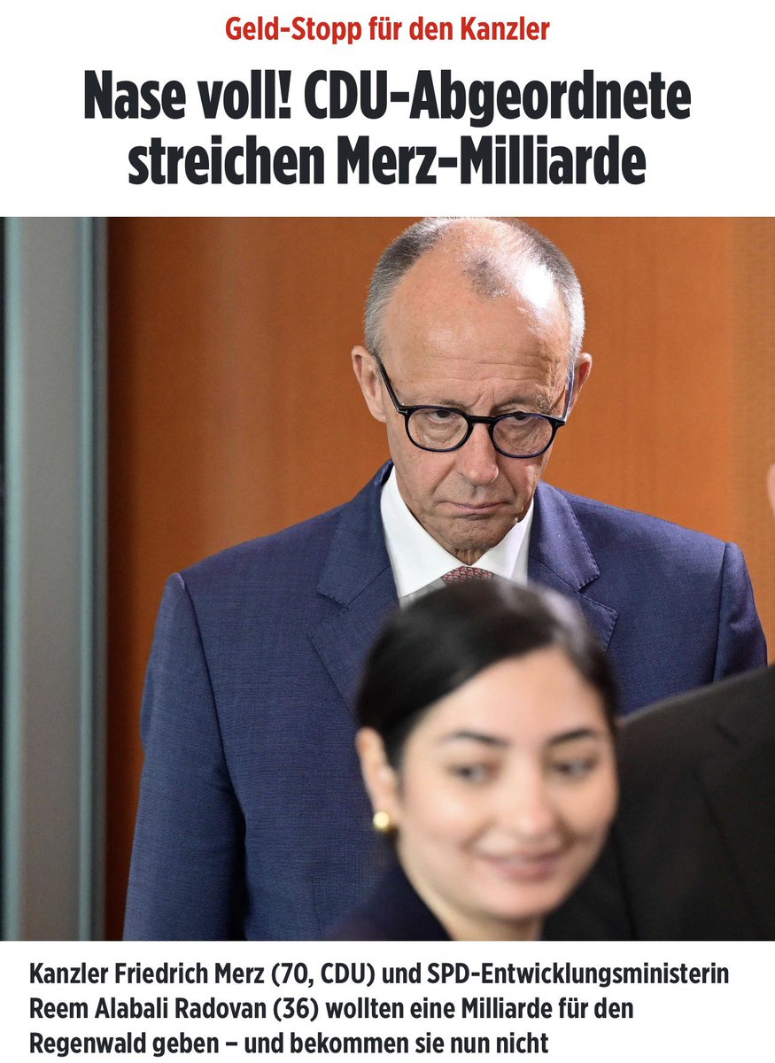 MDiener72345's tweet photo. ##  kann jemand diesem senilen Menschen erklären, dass der Bürger keine weitere Lust mehr hat, das Sozialamt der Welt zu sein !?!?  ##

=>  wir sollen mehr arbeiten, es muss überall gespart werden, aber 1 Milliarde für den Regenwald !

Bitter-Woche für den Kanzler: Wahldebakel, Ost-Absturz, Voll-Blockade der eigenen Abgeordneten bei Zuckersteuer und Revolte bei der Mini-Reform der Einkommensteuer. Und nun das: Die Haushaltspolitiker der CDU blockieren Friedrich Merz (70, CDU) eine Milliarde Euro, die der Kanzler fest für den tropischen Regenwald zugesagt hatte. Begründung des zuständigen Haushälters, des niedersächsischen CDU‑Bundestagsabgeordneten Andreas Mattfeldt (56): Nicht abgestimmt! Den Bürgern nicht mehr zu erklären! Unverantwortlich!
Merz hatte die Regenwald-Milliarde im November bei seinem Besuch in Brasilien in Belém auf Vorschlag von SPD-Entwicklungsministerin Reem Alabali Radovan (36) bei der Weltklimakonferenz gegenüber Brasiliens Präsident Lula da Silva für einen internationalen Fonds für tropische Regenwälder (TFFF) zugesagt. Zahlbar aus dem Klimatransformationsfonds (KTF) des Bundes.
Haushälter Mattfeldt nun zu BILD: „Ich habe mich schon sehr gewundert, dass eine Zusage in dieser enormen Größenordnung vorab nicht mit den zuständigen Parlamentariern abgestimmt wurde. In unserer Demokratie entscheidet ganz klar nicht die Regierung über den Bundeshaushalt, sondern das Parlament.“