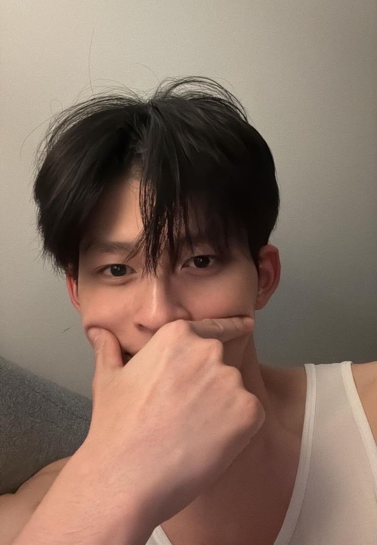 0nlycz's tweet photo. ปอนด์ตอนแต่งหน้าว่าหล่อแล้ว 
แต่ตอนออร์แกนิคลุคแม่งหล่อสัส https://t.co/i82XIMZRGe