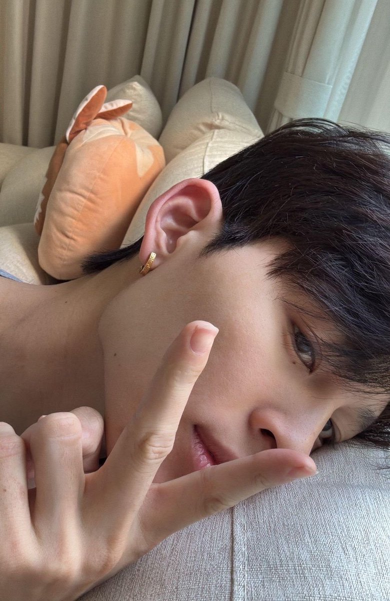 0nlycz's tweet photo. ปอนด์ตอนแต่งหน้าว่าหล่อแล้ว 
แต่ตอนออร์แกนิคลุคแม่งหล่อสัส https://t.co/i82XIMZRGe