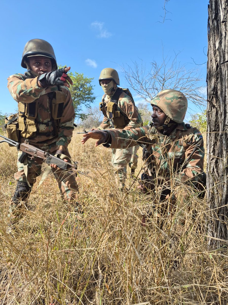 SANDF_ZA's tweet photo. 15 South African Infantry Battalion sharpens combat edge in Gravelotte.
https://t.co/jizxeIdNUl
πΏπ¦#SANDF
πΏπ¦#SAArmy
πΏπ¦#15SAInfantryBattalion
π#Fitness https://t.co/NFQX0rV35J