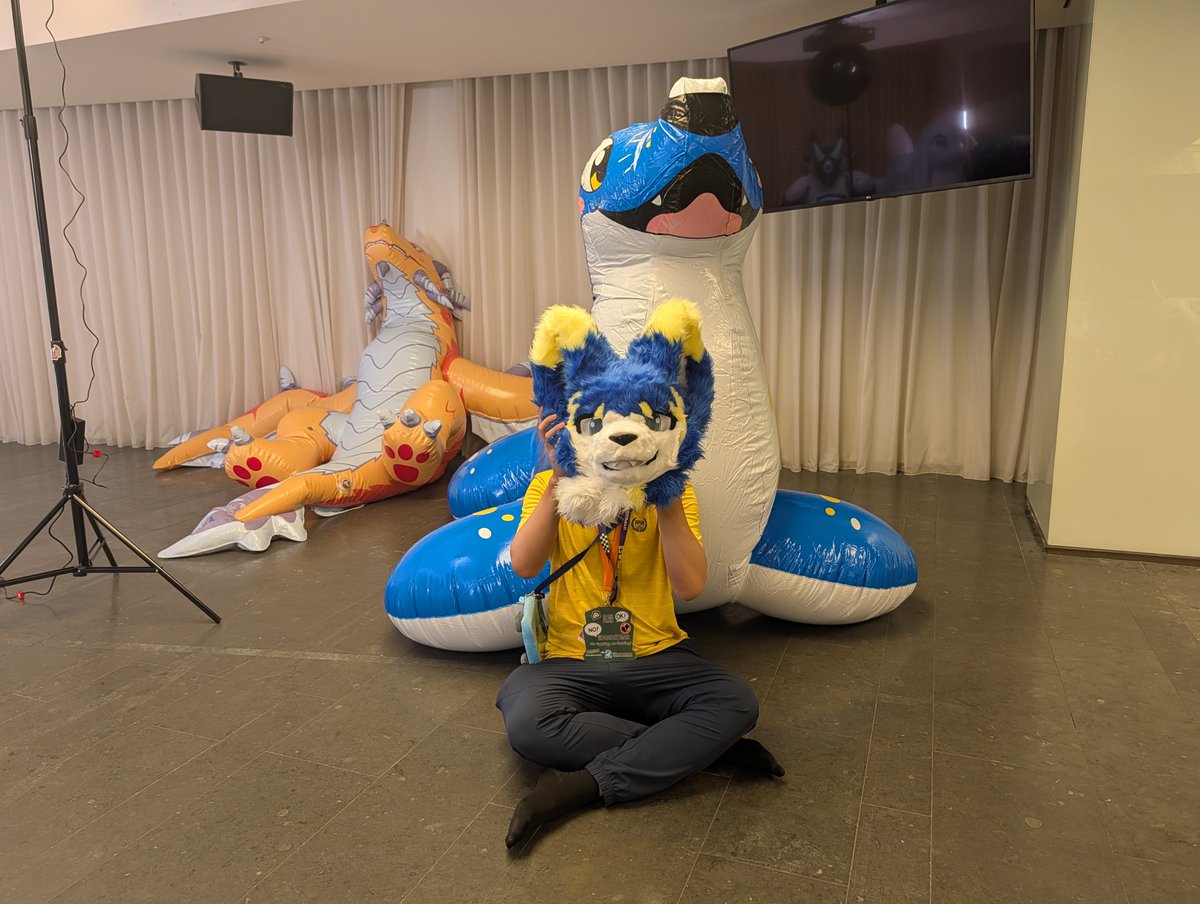 ArzehtPastro's tweet photo. 藍藍大海豹被 @Lurozeroc 欺負過後，我來安慰一下，以及繼續跟藍藍的鯊鯊貼貼

Coming to the rescue of this big blue seal after @Lurozeroc teased him a bit too much! 😂 Providing some well-deserved comfort pets, and of course, straight back to snuggling with Blue's adorable shark friend! 🦈💙

#FursuitFriday #inflatable #UTFG2026 #inflatable_panel