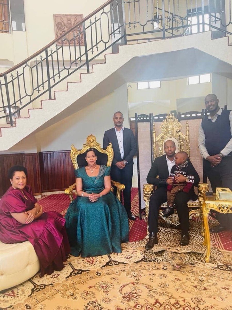 SarahBireete's tweet photo. As Tooro’s Succession Battle awaits courts determination, can the people officially see King Oyo’s son. Can the family of King Oyo bring the Prince to pay his last respects to his father? @ObukamaBwaTooro @QueenOlimi @komuntalenseme #PrincessBagaya 

Let the People of Tooro see the Prince #RIPKingOyo