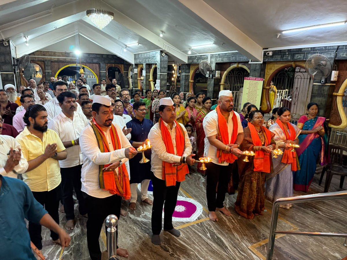 AmitGorkhe's tweet photo. 📍 शाहूनगर, पिंपरी

शाहूनगर येथील महालक्ष्मी मंदिराच्या वतीने उभारण्यात आलेल्या नूतन हॉलच्या उद्घाटन सोहळ्यास उपस्थित राहण्याचा आनंद लाभला.

यावेळी आई महालक्ष्मी अंबाबाईची संबळ आरती करण्याचे तसेच मनोभावे दर्शन घेण्याचे भाग्य लाभले. आई अंबाबाईच्या चरणी शाहूनगरसह संपूर्ण पिंपरी-चिंचवडमधील नागरिकांच्या सुख, समृद्धी, उत्तम आरोग्य आणि मंगलमय भविष्यासाठी मनःपूर्वक प्रार्थना केली. नूतन हॉलच्या माध्यमातून धार्मिक, सामाजिक आणि सांस्कृतिक उपक्रमांसाठी नागरिकांना एक सुंदर व उपयुक्त व्यासपीठ उपलब्ध झाले आहे. अशा सुविधा समाजातील एकोपा, संस्कृती आणि सामाजिक बांधिलकी अधिक दृढ करण्यास निश्चितच हातभार लावतात.

याप्रसंगी नगरसेविका श्रीमती अनुराधाताई गोरखे, सौ. सुप्रियाताई चांदगुडे, नगरसेवक श्री. तुषार हिंगे, नगरसेवक श्री. कुशाग्र कदम तसेच स्थानिक नागरिक मोठ्या संख्येने उपस्थित होते.

#MahalakshmiMandir #Ambabai #Shahunagar #AmitGorkhe #PCMC